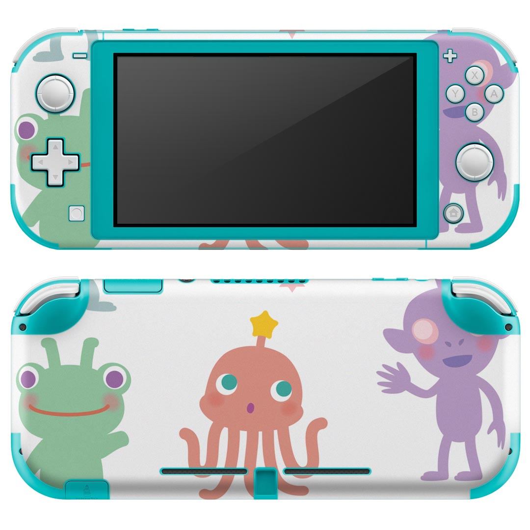 製品名 Nintendo Switch Lite専用 デザインスキンシール セット内容 Nintendo Switch Lite本体用スキンシール（裏表）各1枚 ※液晶側シールは2パーツに分かれていますニンテンドースイッチライト専用です。据え置き機のSwitch本体やJoyコンには対応していません。 商品特徴 3M社製の再剥離性シートを素材に採用し、細かな位置調整がしやすく貼り直しが容易です。また、エアフリーでもありますので気泡が簡単に逃げるので、キレイに貼ることができます。専用の業務プリンターを使い、商品画像と遜色のない美しい印刷仕上がり。 注意事項 画像はサンプルですので、ご覧の環境によっては多少色味に違いを感じる場合がございます。 イメージと違った、モニターと色味が異なるという理由での交換や返金はご対応出来かねます。スキンシールのみの販売で、ニンテンドースイッチ本体などは付属しません。シワができた場合、ドライヤーなどで軽く温め、外側に向けてシワを伸ばすように貼ってください。初回貼付時の位置調整や貼り直しは可能ですが、しっかりと押し付けて接着させた後の再剥離、再利用は保証しておりません。また接着部に油分や汚れが付着しますと角の部分は剥がれやすくなりますので、貼付時はあまり触れないようにご注意ください。無地のセミグロスシートにデザインをプリントした商品で、デコなどの加工はございません。 凹凸や光沢があるように見えたり布地や金属を素材にしたように見える商品もありますが、デザインの図版によるものです。印刷時に微妙な画像のズレが生じる場合がございます。ご注文後に1点1点制作する受注生産品の為、不良品以外のご返品や交換は固くお断りします。 商品発送 完全受注生産のハンドメイド商品となりますので、既製品と比べて発送までお時間を頂いています。 基本的に決済確認後2?3営業日、最大で10営業日での発送となります。繁忙期や休業日明けの場合はさらに時間がかかる場合があります。 その際には別途メールにてご連絡致します。メール便の場合、発送日から到着までに2?4日ほどかかる場合が多く、紛失などの保障もご対応できかねます。あらかじめご了承下さい。