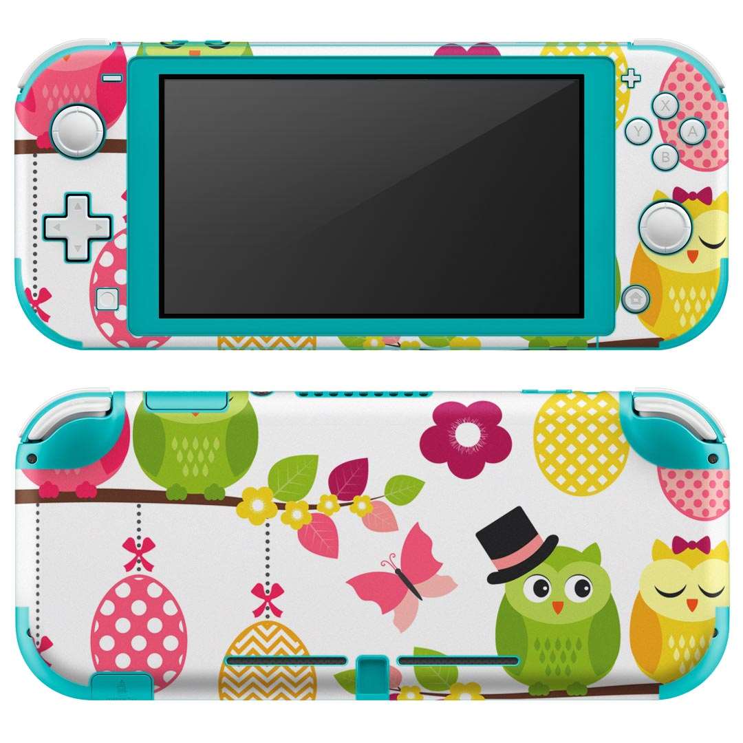 製品名 Nintendo Switch Lite専用 デザインスキンシール セット内容 Nintendo Switch Lite本体用スキンシール（裏表）各1枚 ※液晶側シールは2パーツに分かれていますニンテンドースイッチライト専用です。据え置き機のSwitch本体やJoyコンには対応していません。 商品特徴 3M社製の再剥離性シートを素材に採用し、細かな位置調整がしやすく貼り直しが容易です。また、エアフリーでもありますので気泡が簡単に逃げるので、キレイに貼ることができます。専用の業務プリンターを使い、商品画像と遜色のない美しい印刷仕上がり。 注意事項 画像はサンプルですので、ご覧の環境によっては多少色味に違いを感じる場合がございます。 イメージと違った、モニターと色味が異なるという理由での交換や返金はご対応出来かねます。スキンシールのみの販売で、ニンテンドースイッチ本体などは付属しません。シワができた場合、ドライヤーなどで軽く温め、外側に向けてシワを伸ばすように貼ってください。初回貼付時の位置調整や貼り直しは可能ですが、しっかりと押し付けて接着させた後の再剥離、再利用は保証しておりません。また接着部に油分や汚れが付着しますと角の部分は剥がれやすくなりますので、貼付時はあまり触れないようにご注意ください。無地のセミグロスシートにデザインをプリントした商品で、デコなどの加工はございません。 凹凸や光沢があるように見えたり布地や金属を素材にしたように見える商品もありますが、デザインの図版によるものです。印刷時に微妙な画像のズレが生じる場合がございます。ご注文後に1点1点制作する受注生産品の為、不良品以外のご返品や交換は固くお断りします。 商品発送 完全受注生産のハンドメイド商品となりますので、既製品と比べて発送までお時間を頂いています。 基本的に決済確認後2?3営業日、最大で10営業日での発送となります。繁忙期や休業日明けの場合はさらに時間がかかる場合があります。 その際には別途メールにてご連絡致します。メール便の場合、発送日から到着までに2?4日ほどかかる場合が多く、紛失などの保障もご対応できかねます。あらかじめご了承下さい。
