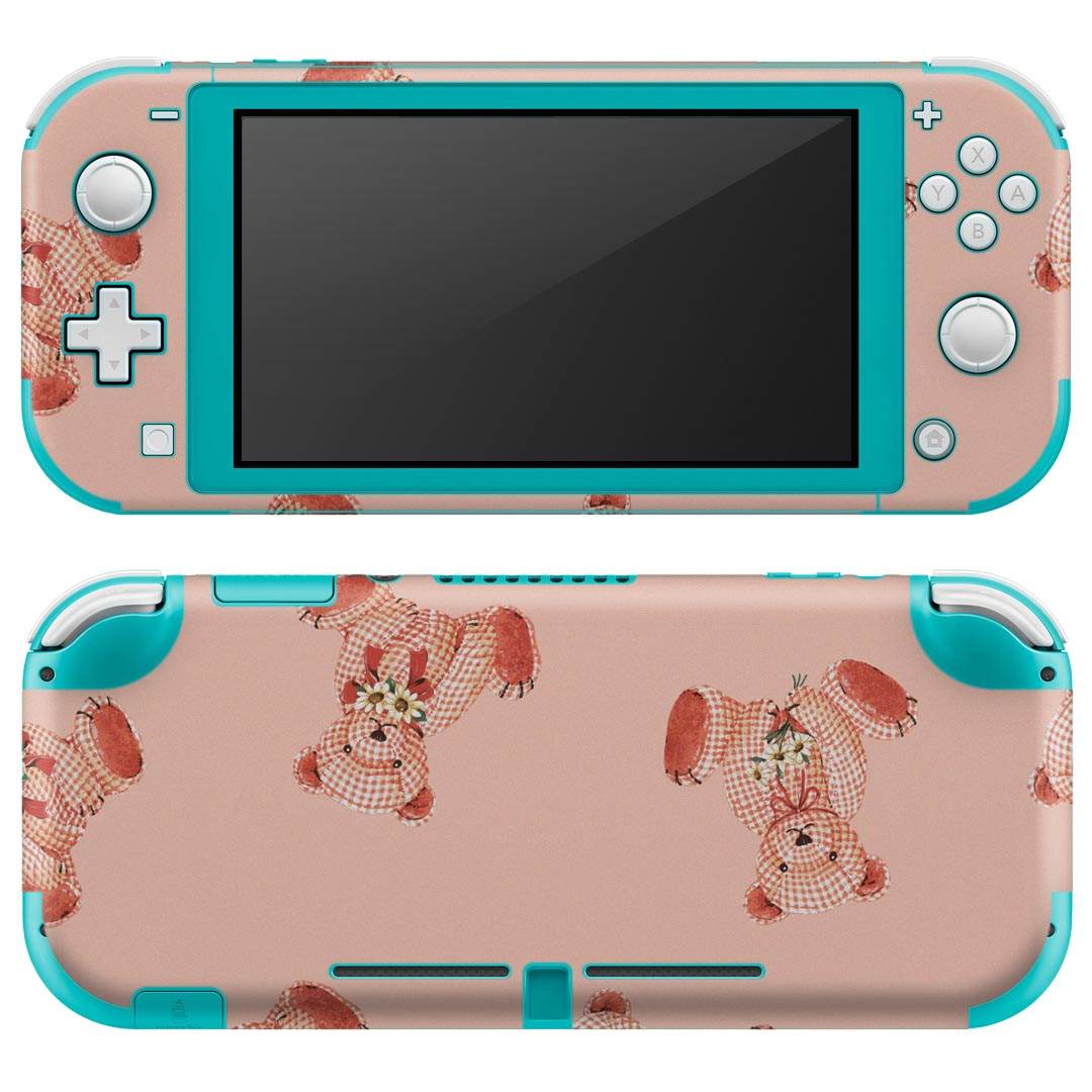 製品名 Nintendo Switch Lite専用 デザインスキンシール セット内容 Nintendo Switch Lite本体用スキンシール（裏表）各1枚 ※液晶側シールは2パーツに分かれていますニンテンドースイッチライト専用です。据え置き機のSwitch本体やJoyコンには対応していません。 商品特徴 3M社製の再剥離性シートを素材に採用し、細かな位置調整がしやすく貼り直しが容易です。また、エアフリーでもありますので気泡が簡単に逃げるので、キレイに貼ることができます。専用の業務プリンターを使い、商品画像と遜色のない美しい印刷仕上がり。 注意事項 画像はサンプルですので、ご覧の環境によっては多少色味に違いを感じる場合がございます。 イメージと違った、モニターと色味が異なるという理由での交換や返金はご対応出来かねます。スキンシールのみの販売で、ニンテンドースイッチ本体などは付属しません。シワができた場合、ドライヤーなどで軽く温め、外側に向けてシワを伸ばすように貼ってください。初回貼付時の位置調整や貼り直しは可能ですが、しっかりと押し付けて接着させた後の再剥離、再利用は保証しておりません。また接着部に油分や汚れが付着しますと角の部分は剥がれやすくなりますので、貼付時はあまり触れないようにご注意ください。無地のセミグロスシートにデザインをプリントした商品で、デコなどの加工はございません。 凹凸や光沢があるように見えたり布地や金属を素材にしたように見える商品もありますが、デザインの図版によるものです。印刷時に微妙な画像のズレが生じる場合がございます。ご注文後に1点1点制作する受注生産品の為、不良品以外のご返品や交換は固くお断りします。 商品発送 完全受注生産のハンドメイド商品となりますので、既製品と比べて発送までお時間を頂いています。 基本的に決済確認後2?3営業日、最大で10営業日での発送となります。繁忙期や休業日明けの場合はさらに時間がかかる場合があります。 その際には別途メールにてご連絡致します。メール便の場合、発送日から到着までに2?4日ほどかかる場合が多く、紛失などの保障もご対応できかねます。あらかじめご了承下さい。