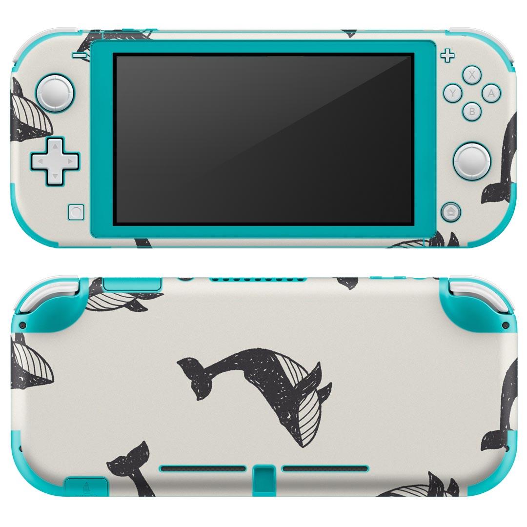 製品名 Nintendo Switch Lite専用 デザインスキンシール セット内容 Nintendo Switch Lite本体用スキンシール（裏表）各1枚 ※液晶側シールは2パーツに分かれていますニンテンドースイッチライト専用です。据え置き機のSwitch本体やJoyコンには対応していません。 商品特徴 3M社製の再剥離性シートを素材に採用し、細かな位置調整がしやすく貼り直しが容易です。また、エアフリーでもありますので気泡が簡単に逃げるので、キレイに貼ることができます。専用の業務プリンターを使い、商品画像と遜色のない美しい印刷仕上がり。 注意事項 画像はサンプルですので、ご覧の環境によっては多少色味に違いを感じる場合がございます。 イメージと違った、モニターと色味が異なるという理由での交換や返金はご対応出来かねます。スキンシールのみの販売で、ニンテンドースイッチ本体などは付属しません。シワができた場合、ドライヤーなどで軽く温め、外側に向けてシワを伸ばすように貼ってください。初回貼付時の位置調整や貼り直しは可能ですが、しっかりと押し付けて接着させた後の再剥離、再利用は保証しておりません。また接着部に油分や汚れが付着しますと角の部分は剥がれやすくなりますので、貼付時はあまり触れないようにご注意ください。無地のセミグロスシートにデザインをプリントした商品で、デコなどの加工はございません。 凹凸や光沢があるように見えたり布地や金属を素材にしたように見える商品もありますが、デザインの図版によるものです。印刷時に微妙な画像のズレが生じる場合がございます。ご注文後に1点1点制作する受注生産品の為、不良品以外のご返品や交換は固くお断りします。 商品発送 完全受注生産のハンドメイド商品となりますので、既製品と比べて発送までお時間を頂いています。 基本的に決済確認後2?3営業日、最大で10営業日での発送となります。繁忙期や休業日明けの場合はさらに時間がかかる場合があります。 その際には別途メールにてご連絡致します。メール便の場合、発送日から到着までに2?4日ほどかかる場合が多く、紛失などの保障もご対応できかねます。あらかじめご了承下さい。