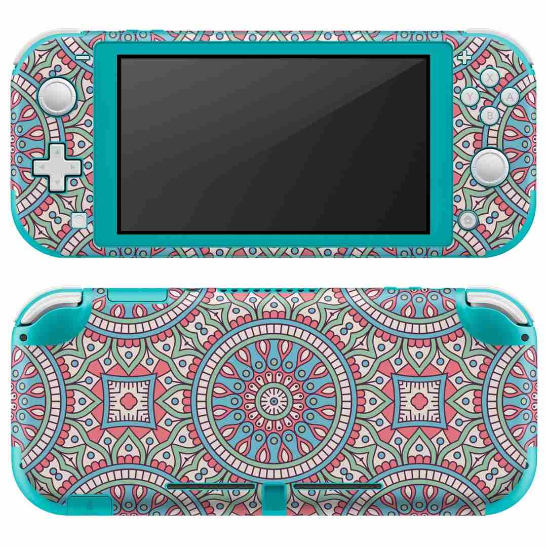 製品名 Nintendo Switch Lite専用 デザインスキンシール セット内容 Nintendo Switch Lite本体用スキンシール（裏表）各1枚 ※液晶側シールは2パーツに分かれていますニンテンドースイッチライト専用です。据え置き機のSwitch本体やJoyコンには対応していません。 商品特徴 3M社製の再剥離性シートを素材に採用し、細かな位置調整がしやすく貼り直しが容易です。また、エアフリーでもありますので気泡が簡単に逃げるので、キレイに貼ることができます。専用の業務プリンターを使い、商品画像と遜色のない美しい印刷仕上がり。 注意事項 画像はサンプルですので、ご覧の環境によっては多少色味に違いを感じる場合がございます。 イメージと違った、モニターと色味が異なるという理由での交換や返金はご対応出来かねます。スキンシールのみの販売で、ニンテンドースイッチ本体などは付属しません。シワができた場合、ドライヤーなどで軽く温め、外側に向けてシワを伸ばすように貼ってください。初回貼付時の位置調整や貼り直しは可能ですが、しっかりと押し付けて接着させた後の再剥離、再利用は保証しておりません。また接着部に油分や汚れが付着しますと角の部分は剥がれやすくなりますので、貼付時はあまり触れないようにご注意ください。無地のセミグロスシートにデザインをプリントした商品で、デコなどの加工はございません。 凹凸や光沢があるように見えたり布地や金属を素材にしたように見える商品もありますが、デザインの図版によるものです。印刷時に微妙な画像のズレが生じる場合がございます。ご注文後に1点1点制作する受注生産品の為、不良品以外のご返品や交換は固くお断りします。 商品発送 完全受注生産のハンドメイド商品となりますので、既製品と比べて発送までお時間を頂いています。 基本的に決済確認後2?3営業日、最大で10営業日での発送となります。繁忙期や休業日明けの場合はさらに時間がかかる場合があります。 その際には別途メールにてご連絡致します。メール便の場合、発送日から到着までに2?4日ほどかかる場合が多く、紛失などの保障もご対応できかねます。あらかじめご了承下さい。