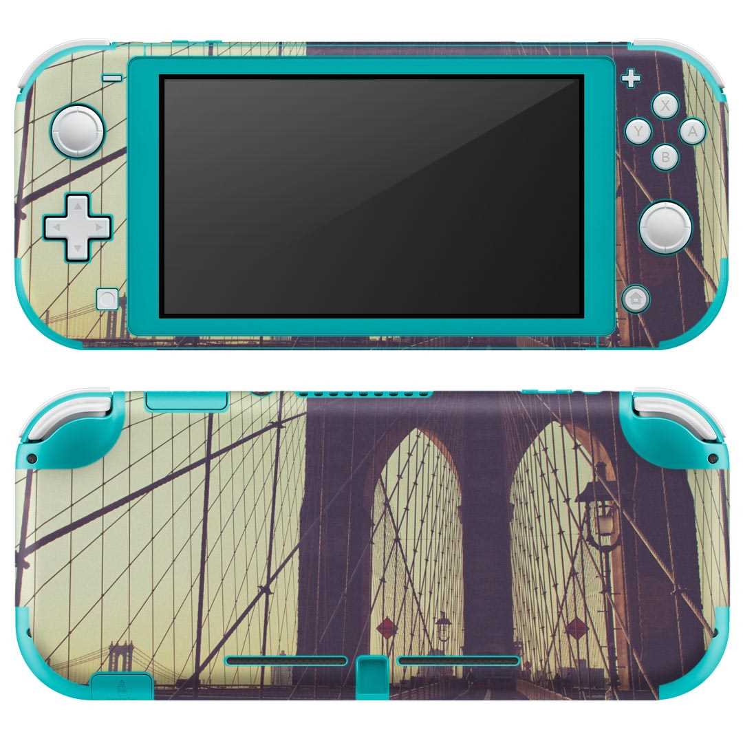 製品名 Nintendo Switch Lite専用 デザインスキンシール セット内容 Nintendo Switch Lite本体用スキンシール（裏表）各1枚 ※液晶側シールは2パーツに分かれていますニンテンドースイッチライト専用です。据え置き機のSwitch本体やJoyコンには対応していません。 商品特徴 3M社製の再剥離性シートを素材に採用し、細かな位置調整がしやすく貼り直しが容易です。また、エアフリーでもありますので気泡が簡単に逃げるので、キレイに貼ることができます。専用の業務プリンターを使い、商品画像と遜色のない美しい印刷仕上がり。 注意事項 画像はサンプルですので、ご覧の環境によっては多少色味に違いを感じる場合がございます。 イメージと違った、モニターと色味が異なるという理由での交換や返金はご対応出来かねます。スキンシールのみの販売で、ニンテンドースイッチ本体などは付属しません。シワができた場合、ドライヤーなどで軽く温め、外側に向けてシワを伸ばすように貼ってください。初回貼付時の位置調整や貼り直しは可能ですが、しっかりと押し付けて接着させた後の再剥離、再利用は保証しておりません。また接着部に油分や汚れが付着しますと角の部分は剥がれやすくなりますので、貼付時はあまり触れないようにご注意ください。無地のセミグロスシートにデザインをプリントした商品で、デコなどの加工はございません。 凹凸や光沢があるように見えたり布地や金属を素材にしたように見える商品もありますが、デザインの図版によるものです。印刷時に微妙な画像のズレが生じる場合がございます。ご注文後に1点1点制作する受注生産品の為、不良品以外のご返品や交換は固くお断りします。 商品発送 完全受注生産のハンドメイド商品となりますので、既製品と比べて発送までお時間を頂いています。 基本的に決済確認後2?3営業日、最大で10営業日での発送となります。繁忙期や休業日明けの場合はさらに時間がかかる場合があります。 その際には別途メールにてご連絡致します。メール便の場合、発送日から到着までに2?4日ほどかかる場合が多く、紛失などの保障もご対応できかねます。あらかじめご了承下さい。