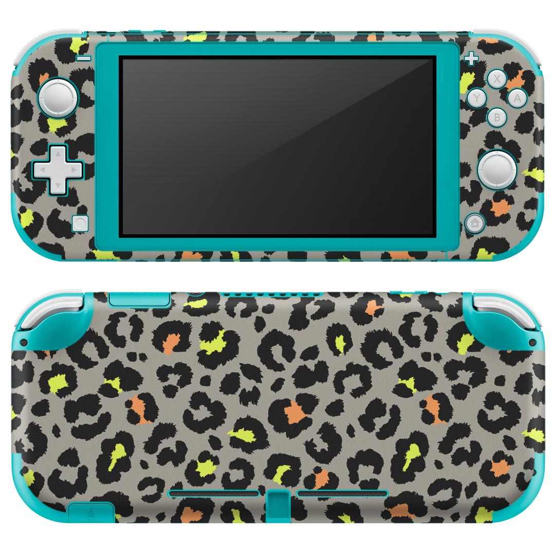 製品名 Nintendo Switch Lite専用 デザインスキンシール セット内容 Nintendo Switch Lite本体用スキンシール（裏表）各1枚 ※液晶側シールは2パーツに分かれていますニンテンドースイッチライト専用です。据え置き機のSwitch本体やJoyコンには対応していません。 商品特徴 3M社製の再剥離性シートを素材に採用し、細かな位置調整がしやすく貼り直しが容易です。また、エアフリーでもありますので気泡が簡単に逃げるので、キレイに貼ることができます。専用の業務プリンターを使い、商品画像と遜色のない美しい印刷仕上がり。 注意事項 画像はサンプルですので、ご覧の環境によっては多少色味に違いを感じる場合がございます。 イメージと違った、モニターと色味が異なるという理由での交換や返金はご対応出来かねます。スキンシールのみの販売で、ニンテンドースイッチ本体などは付属しません。シワができた場合、ドライヤーなどで軽く温め、外側に向けてシワを伸ばすように貼ってください。初回貼付時の位置調整や貼り直しは可能ですが、しっかりと押し付けて接着させた後の再剥離、再利用は保証しておりません。また接着部に油分や汚れが付着しますと角の部分は剥がれやすくなりますので、貼付時はあまり触れないようにご注意ください。無地のセミグロスシートにデザインをプリントした商品で、デコなどの加工はございません。 凹凸や光沢があるように見えたり布地や金属を素材にしたように見える商品もありますが、デザインの図版によるものです。印刷時に微妙な画像のズレが生じる場合がございます。ご注文後に1点1点制作する受注生産品の為、不良品以外のご返品や交換は固くお断りします。 商品発送 完全受注生産のハンドメイド商品となりますので、既製品と比べて発送までお時間を頂いています。 基本的に決済確認後2?3営業日、最大で10営業日での発送となります。繁忙期や休業日明けの場合はさらに時間がかかる場合があります。 その際には別途メールにてご連絡致します。メール便の場合、発送日から到着までに2?4日ほどかかる場合が多く、紛失などの保障もご対応できかねます。あらかじめご了承下さい。