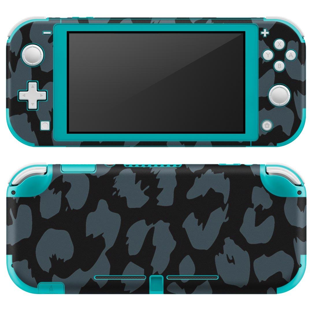 製品名 Nintendo Switch Lite専用 デザインスキンシール セット内容 Nintendo Switch Lite本体用スキンシール（裏表）各1枚 ※液晶側シールは2パーツに分かれていますニンテンドースイッチライト専用です。据え置き機のSwitch本体やJoyコンには対応していません。 商品特徴 3M社製の再剥離性シートを素材に採用し、細かな位置調整がしやすく貼り直しが容易です。また、エアフリーでもありますので気泡が簡単に逃げるので、キレイに貼ることができます。専用の業務プリンターを使い、商品画像と遜色のない美しい印刷仕上がり。 注意事項 画像はサンプルですので、ご覧の環境によっては多少色味に違いを感じる場合がございます。 イメージと違った、モニターと色味が異なるという理由での交換や返金はご対応出来かねます。スキンシールのみの販売で、ニンテンドースイッチ本体などは付属しません。シワができた場合、ドライヤーなどで軽く温め、外側に向けてシワを伸ばすように貼ってください。初回貼付時の位置調整や貼り直しは可能ですが、しっかりと押し付けて接着させた後の再剥離、再利用は保証しておりません。また接着部に油分や汚れが付着しますと角の部分は剥がれやすくなりますので、貼付時はあまり触れないようにご注意ください。無地のセミグロスシートにデザインをプリントした商品で、デコなどの加工はございません。 凹凸や光沢があるように見えたり布地や金属を素材にしたように見える商品もありますが、デザインの図版によるものです。印刷時に微妙な画像のズレが生じる場合がございます。ご注文後に1点1点制作する受注生産品の為、不良品以外のご返品や交換は固くお断りします。 商品発送 完全受注生産のハンドメイド商品となりますので、既製品と比べて発送までお時間を頂いています。 基本的に決済確認後2?3営業日、最大で10営業日での発送となります。繁忙期や休業日明けの場合はさらに時間がかかる場合があります。 その際には別途メールにてご連絡致します。メール便の場合、発送日から到着までに2?4日ほどかかる場合が多く、紛失などの保障もご対応できかねます。あらかじめご了承下さい。