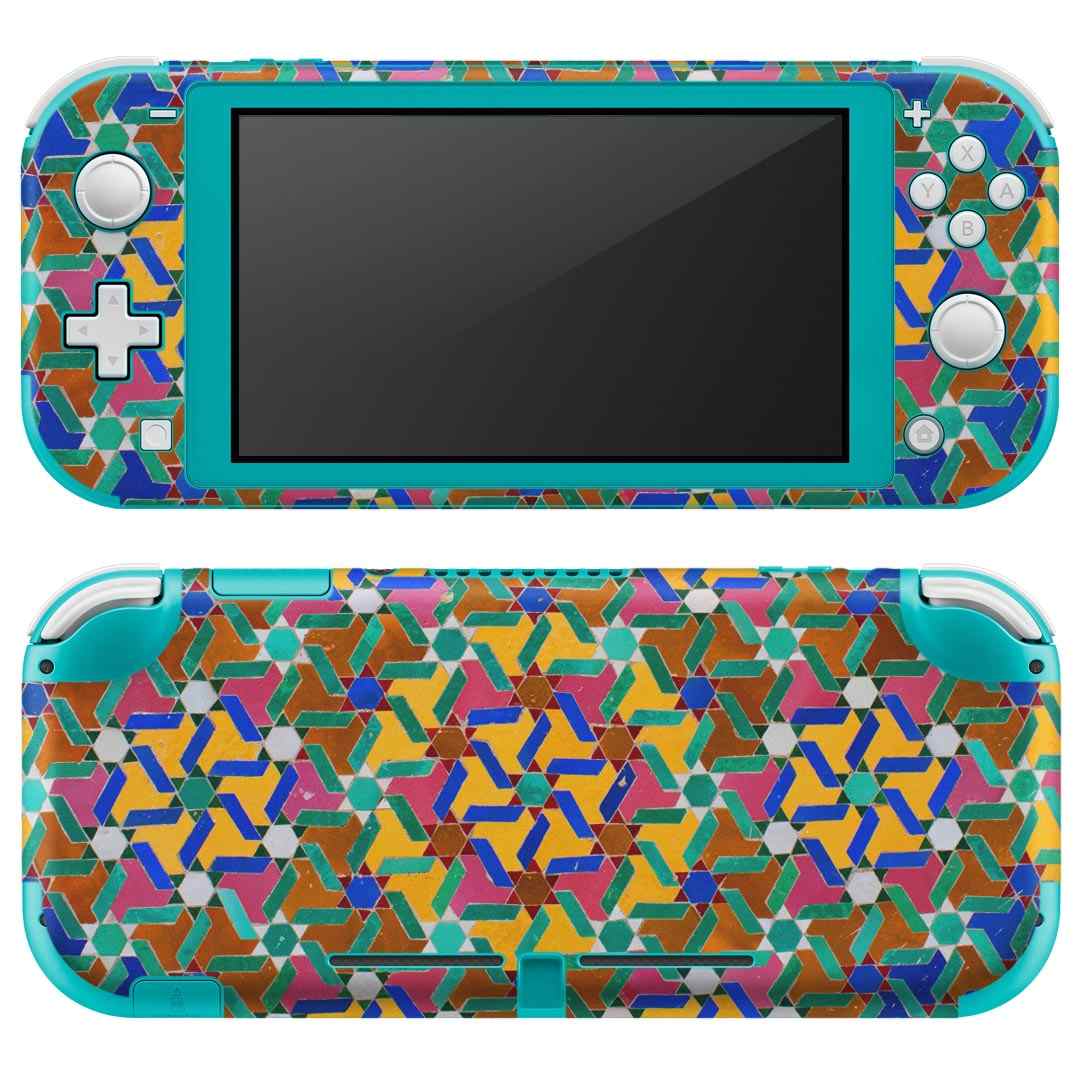 製品名 Nintendo Switch Lite専用 デザインスキンシール セット内容 Nintendo Switch Lite本体用スキンシール（裏表）各1枚 ※液晶側シールは2パーツに分かれていますニンテンドースイッチライト専用です。据え置き機のSwitch本体やJoyコンには対応していません。 商品特徴 3M社製の再剥離性シートを素材に採用し、細かな位置調整がしやすく貼り直しが容易です。また、エアフリーでもありますので気泡が簡単に逃げるので、キレイに貼ることができます。専用の業務プリンターを使い、商品画像と遜色のない美しい印刷仕上がり。 注意事項 画像はサンプルですので、ご覧の環境によっては多少色味に違いを感じる場合がございます。 イメージと違った、モニターと色味が異なるという理由での交換や返金はご対応出来かねます。スキンシールのみの販売で、ニンテンドースイッチ本体などは付属しません。シワができた場合、ドライヤーなどで軽く温め、外側に向けてシワを伸ばすように貼ってください。初回貼付時の位置調整や貼り直しは可能ですが、しっかりと押し付けて接着させた後の再剥離、再利用は保証しておりません。また接着部に油分や汚れが付着しますと角の部分は剥がれやすくなりますので、貼付時はあまり触れないようにご注意ください。無地のセミグロスシートにデザインをプリントした商品で、デコなどの加工はございません。 凹凸や光沢があるように見えたり布地や金属を素材にしたように見える商品もありますが、デザインの図版によるものです。印刷時に微妙な画像のズレが生じる場合がございます。ご注文後に1点1点制作する受注生産品の為、不良品以外のご返品や交換は固くお断りします。 商品発送 完全受注生産のハンドメイド商品となりますので、既製品と比べて発送までお時間を頂いています。 基本的に決済確認後2?3営業日、最大で10営業日での発送となります。繁忙期や休業日明けの場合はさらに時間がかかる場合があります。 その際には別途メールにてご連絡致します。メール便の場合、発送日から到着までに2?4日ほどかかる場合が多く、紛失などの保障もご対応できかねます。あらかじめご了承下さい。