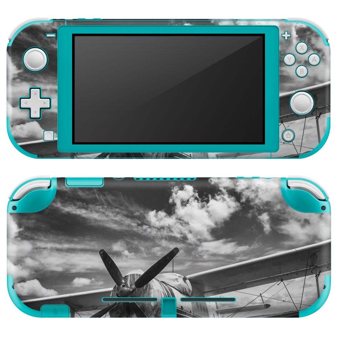 製品名 Nintendo Switch Lite専用 デザインスキンシール セット内容 Nintendo Switch Lite本体用スキンシール（裏表）各1枚 ※液晶側シールは2パーツに分かれていますニンテンドースイッチライト専用です。据え置き機のSwitch本体やJoyコンには対応していません。 商品特徴 3M社製の再剥離性シートを素材に採用し、細かな位置調整がしやすく貼り直しが容易です。また、エアフリーでもありますので気泡が簡単に逃げるので、キレイに貼ることができます。専用の業務プリンターを使い、商品画像と遜色のない美しい印刷仕上がり。 注意事項 画像はサンプルですので、ご覧の環境によっては多少色味に違いを感じる場合がございます。 イメージと違った、モニターと色味が異なるという理由での交換や返金はご対応出来かねます。スキンシールのみの販売で、ニンテンドースイッチ本体などは付属しません。シワができた場合、ドライヤーなどで軽く温め、外側に向けてシワを伸ばすように貼ってください。初回貼付時の位置調整や貼り直しは可能ですが、しっかりと押し付けて接着させた後の再剥離、再利用は保証しておりません。また接着部に油分や汚れが付着しますと角の部分は剥がれやすくなりますので、貼付時はあまり触れないようにご注意ください。無地のセミグロスシートにデザインをプリントした商品で、デコなどの加工はございません。 凹凸や光沢があるように見えたり布地や金属を素材にしたように見える商品もありますが、デザインの図版によるものです。印刷時に微妙な画像のズレが生じる場合がございます。ご注文後に1点1点制作する受注生産品の為、不良品以外のご返品や交換は固くお断りします。 商品発送 完全受注生産のハンドメイド商品となりますので、既製品と比べて発送までお時間を頂いています。 基本的に決済確認後2?3営業日、最大で10営業日での発送となります。繁忙期や休業日明けの場合はさらに時間がかかる場合があります。 その際には別途メールにてご連絡致します。メール便の場合、発送日から到着までに2?4日ほどかかる場合が多く、紛失などの保障もご対応できかねます。あらかじめご了承下さい。