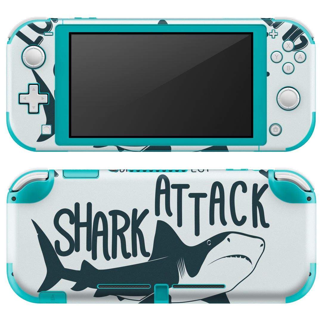 製品名 Nintendo Switch Lite専用 デザインスキンシール セット内容 Nintendo Switch Lite本体用スキンシール（裏表）各1枚 ※液晶側シールは2パーツに分かれていますニンテンドースイッチライト専用です。据え置き機のSwitch本体やJoyコンには対応していません。 商品特徴 3M社製の再剥離性シートを素材に採用し、細かな位置調整がしやすく貼り直しが容易です。また、エアフリーでもありますので気泡が簡単に逃げるので、キレイに貼ることができます。専用の業務プリンターを使い、商品画像と遜色のない美しい印刷仕上がり。 注意事項 画像はサンプルですので、ご覧の環境によっては多少色味に違いを感じる場合がございます。 イメージと違った、モニターと色味が異なるという理由での交換や返金はご対応出来かねます。スキンシールのみの販売で、ニンテンドースイッチ本体などは付属しません。シワができた場合、ドライヤーなどで軽く温め、外側に向けてシワを伸ばすように貼ってください。初回貼付時の位置調整や貼り直しは可能ですが、しっかりと押し付けて接着させた後の再剥離、再利用は保証しておりません。また接着部に油分や汚れが付着しますと角の部分は剥がれやすくなりますので、貼付時はあまり触れないようにご注意ください。無地のセミグロスシートにデザインをプリントした商品で、デコなどの加工はございません。 凹凸や光沢があるように見えたり布地や金属を素材にしたように見える商品もありますが、デザインの図版によるものです。印刷時に微妙な画像のズレが生じる場合がございます。ご注文後に1点1点制作する受注生産品の為、不良品以外のご返品や交換は固くお断りします。 商品発送 完全受注生産のハンドメイド商品となりますので、既製品と比べて発送までお時間を頂いています。 基本的に決済確認後2?3営業日、最大で10営業日での発送となります。繁忙期や休業日明けの場合はさらに時間がかかる場合があります。 その際には別途メールにてご連絡致します。メール便の場合、発送日から到着までに2?4日ほどかかる場合が多く、紛失などの保障もご対応できかねます。あらかじめご了承下さい。