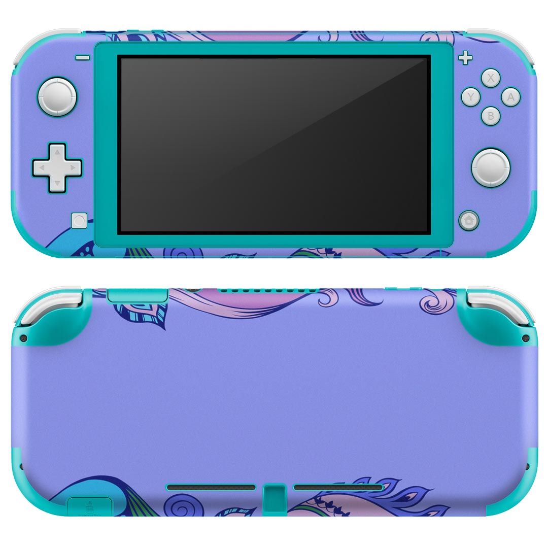 製品名 Nintendo Switch Lite専用 デザインスキンシール セット内容 Nintendo Switch Lite本体用スキンシール（裏表）各1枚 ※液晶側シールは2パーツに分かれていますニンテンドースイッチライト専用です。据え置き機のSwitch本体やJoyコンには対応していません。 商品特徴 3M社製の再剥離性シートを素材に採用し、細かな位置調整がしやすく貼り直しが容易です。また、エアフリーでもありますので気泡が簡単に逃げるので、キレイに貼ることができます。専用の業務プリンターを使い、商品画像と遜色のない美しい印刷仕上がり。 注意事項 画像はサンプルですので、ご覧の環境によっては多少色味に違いを感じる場合がございます。 イメージと違った、モニターと色味が異なるという理由での交換や返金はご対応出来かねます。スキンシールのみの販売で、ニンテンドースイッチ本体などは付属しません。シワができた場合、ドライヤーなどで軽く温め、外側に向けてシワを伸ばすように貼ってください。初回貼付時の位置調整や貼り直しは可能ですが、しっかりと押し付けて接着させた後の再剥離、再利用は保証しておりません。また接着部に油分や汚れが付着しますと角の部分は剥がれやすくなりますので、貼付時はあまり触れないようにご注意ください。無地のセミグロスシートにデザインをプリントした商品で、デコなどの加工はございません。 凹凸や光沢があるように見えたり布地や金属を素材にしたように見える商品もありますが、デザインの図版によるものです。印刷時に微妙な画像のズレが生じる場合がございます。ご注文後に1点1点制作する受注生産品の為、不良品以外のご返品や交換は固くお断りします。 商品発送 完全受注生産のハンドメイド商品となりますので、既製品と比べて発送までお時間を頂いています。 基本的に決済確認後2?3営業日、最大で10営業日での発送となります。繁忙期や休業日明けの場合はさらに時間がかかる場合があります。 その際には別途メールにてご連絡致します。メール便の場合、発送日から到着までに2?4日ほどかかる場合が多く、紛失などの保障もご対応できかねます。あらかじめご了承下さい。