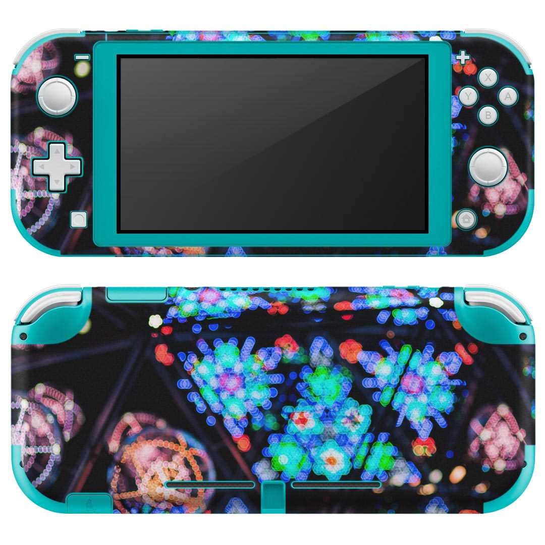 製品名 Nintendo Switch Lite専用 デザインスキンシール セット内容 Nintendo Switch Lite本体用スキンシール（裏表）各1枚 ※液晶側シールは2パーツに分かれていますニンテンドースイッチライト専用です。据え置き機のSwitch本体やJoyコンには対応していません。 商品特徴 3M社製の再剥離性シートを素材に採用し、細かな位置調整がしやすく貼り直しが容易です。また、エアフリーでもありますので気泡が簡単に逃げるので、キレイに貼ることができます。専用の業務プリンターを使い、商品画像と遜色のない美しい印刷仕上がり。 注意事項 画像はサンプルですので、ご覧の環境によっては多少色味に違いを感じる場合がございます。 イメージと違った、モニターと色味が異なるという理由での交換や返金はご対応出来かねます。スキンシールのみの販売で、ニンテンドースイッチ本体などは付属しません。シワができた場合、ドライヤーなどで軽く温め、外側に向けてシワを伸ばすように貼ってください。初回貼付時の位置調整や貼り直しは可能ですが、しっかりと押し付けて接着させた後の再剥離、再利用は保証しておりません。また接着部に油分や汚れが付着しますと角の部分は剥がれやすくなりますので、貼付時はあまり触れないようにご注意ください。無地のセミグロスシートにデザインをプリントした商品で、デコなどの加工はございません。 凹凸や光沢があるように見えたり布地や金属を素材にしたように見える商品もありますが、デザインの図版によるものです。印刷時に微妙な画像のズレが生じる場合がございます。ご注文後に1点1点制作する受注生産品の為、不良品以外のご返品や交換は固くお断りします。 商品発送 完全受注生産のハンドメイド商品となりますので、既製品と比べて発送までお時間を頂いています。 基本的に決済確認後2?3営業日、最大で10営業日での発送となります。繁忙期や休業日明けの場合はさらに時間がかかる場合があります。 その際には別途メールにてご連絡致します。メール便の場合、発送日から到着までに2?4日ほどかかる場合が多く、紛失などの保障もご対応できかねます。あらかじめご了承下さい。