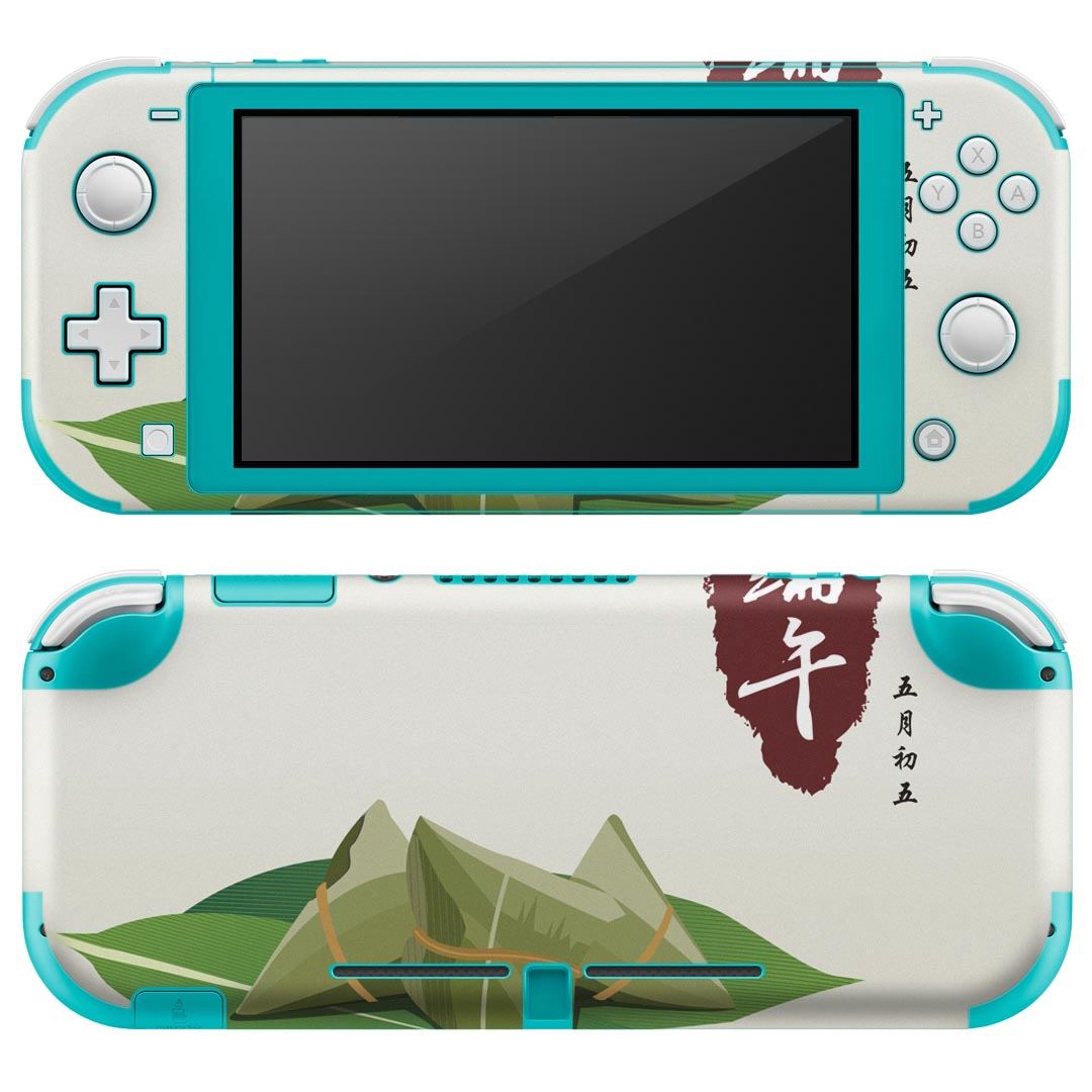 製品名 Nintendo Switch Lite専用 デザインスキンシール セット内容 Nintendo Switch Lite本体用スキンシール（裏表）各1枚 ※液晶側シールは2パーツに分かれていますニンテンドースイッチライト専用です。据え置き機のSwitch本体やJoyコンには対応していません。 商品特徴 3M社製の再剥離性シートを素材に採用し、細かな位置調整がしやすく貼り直しが容易です。また、エアフリーでもありますので気泡が簡単に逃げるので、キレイに貼ることができます。専用の業務プリンターを使い、商品画像と遜色のない美しい印刷仕上がり。 注意事項 画像はサンプルですので、ご覧の環境によっては多少色味に違いを感じる場合がございます。 イメージと違った、モニターと色味が異なるという理由での交換や返金はご対応出来かねます。スキンシールのみの販売で、ニンテンドースイッチ本体などは付属しません。シワができた場合、ドライヤーなどで軽く温め、外側に向けてシワを伸ばすように貼ってください。初回貼付時の位置調整や貼り直しは可能ですが、しっかりと押し付けて接着させた後の再剥離、再利用は保証しておりません。また接着部に油分や汚れが付着しますと角の部分は剥がれやすくなりますので、貼付時はあまり触れないようにご注意ください。無地のセミグロスシートにデザインをプリントした商品で、デコなどの加工はございません。 凹凸や光沢があるように見えたり布地や金属を素材にしたように見える商品もありますが、デザインの図版によるものです。印刷時に微妙な画像のズレが生じる場合がございます。ご注文後に1点1点制作する受注生産品の為、不良品以外のご返品や交換は固くお断りします。 商品発送 完全受注生産のハンドメイド商品となりますので、既製品と比べて発送までお時間を頂いています。 基本的に決済確認後2?3営業日、最大で10営業日での発送となります。繁忙期や休業日明けの場合はさらに時間がかかる場合があります。 その際には別途メールにてご連絡致します。メール便の場合、発送日から到着までに2?4日ほどかかる場合が多く、紛失などの保障もご対応できかねます。あらかじめご了承下さい。