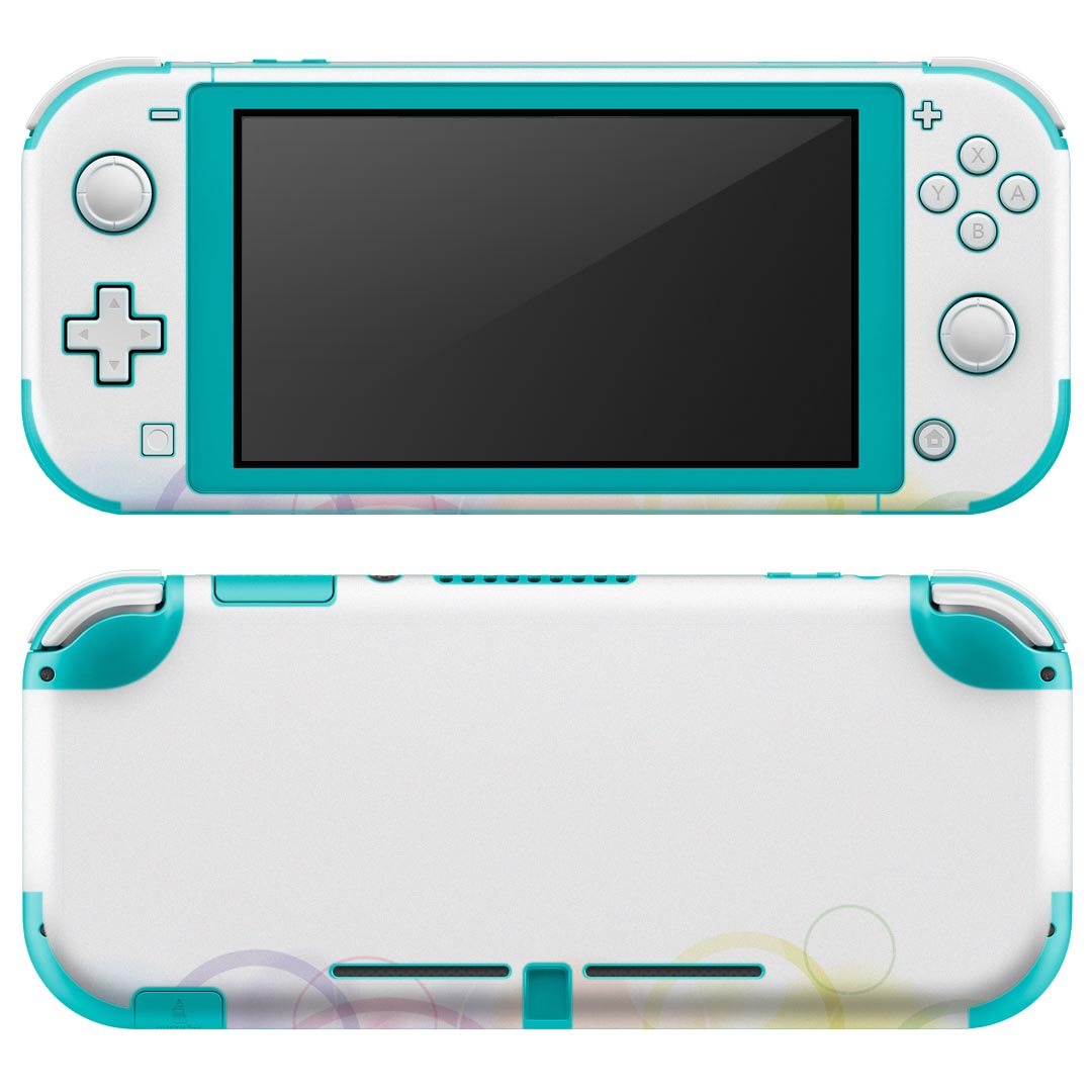 製品名 Nintendo Switch Lite専用 デザインスキンシール セット内容 Nintendo Switch Lite本体用スキンシール（裏表）各1枚 ※液晶側シールは2パーツに分かれていますニンテンドースイッチライト専用です。据え置き機のSwitch本体やJoyコンには対応していません。 商品特徴 3M社製の再剥離性シートを素材に採用し、細かな位置調整がしやすく貼り直しが容易です。また、エアフリーでもありますので気泡が簡単に逃げるので、キレイに貼ることができます。専用の業務プリンターを使い、商品画像と遜色のない美しい印刷仕上がり。 注意事項 画像はサンプルですので、ご覧の環境によっては多少色味に違いを感じる場合がございます。 イメージと違った、モニターと色味が異なるという理由での交換や返金はご対応出来かねます。スキンシールのみの販売で、ニンテンドースイッチ本体などは付属しません。シワができた場合、ドライヤーなどで軽く温め、外側に向けてシワを伸ばすように貼ってください。初回貼付時の位置調整や貼り直しは可能ですが、しっかりと押し付けて接着させた後の再剥離、再利用は保証しておりません。また接着部に油分や汚れが付着しますと角の部分は剥がれやすくなりますので、貼付時はあまり触れないようにご注意ください。無地のセミグロスシートにデザインをプリントした商品で、デコなどの加工はございません。 凹凸や光沢があるように見えたり布地や金属を素材にしたように見える商品もありますが、デザインの図版によるものです。印刷時に微妙な画像のズレが生じる場合がございます。ご注文後に1点1点制作する受注生産品の為、不良品以外のご返品や交換は固くお断りします。 商品発送 完全受注生産のハンドメイド商品となりますので、既製品と比べて発送までお時間を頂いています。 基本的に決済確認後2?3営業日、最大で10営業日での発送となります。繁忙期や休業日明けの場合はさらに時間がかかる場合があります。 その際には別途メールにてご連絡致します。メール便の場合、発送日から到着までに2?4日ほどかかる場合が多く、紛失などの保障もご対応できかねます。あらかじめご了承下さい。