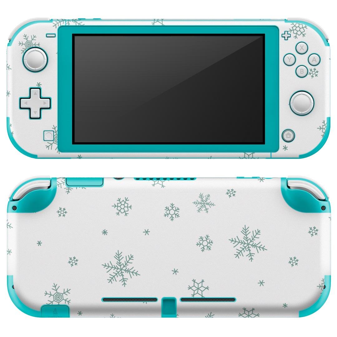 製品名 Nintendo Switch Lite専用 デザインスキンシール セット内容 Nintendo Switch Lite本体用スキンシール（裏表）各1枚 ※液晶側シールは2パーツに分かれていますニンテンドースイッチライト専用です。据え置き機のSwitch本体やJoyコンには対応していません。 商品特徴 3M社製の再剥離性シートを素材に採用し、細かな位置調整がしやすく貼り直しが容易です。また、エアフリーでもありますので気泡が簡単に逃げるので、キレイに貼ることができます。専用の業務プリンターを使い、商品画像と遜色のない美しい印刷仕上がり。 注意事項 画像はサンプルですので、ご覧の環境によっては多少色味に違いを感じる場合がございます。 イメージと違った、モニターと色味が異なるという理由での交換や返金はご対応出来かねます。スキンシールのみの販売で、ニンテンドースイッチ本体などは付属しません。シワができた場合、ドライヤーなどで軽く温め、外側に向けてシワを伸ばすように貼ってください。初回貼付時の位置調整や貼り直しは可能ですが、しっかりと押し付けて接着させた後の再剥離、再利用は保証しておりません。また接着部に油分や汚れが付着しますと角の部分は剥がれやすくなりますので、貼付時はあまり触れないようにご注意ください。無地のセミグロスシートにデザインをプリントした商品で、デコなどの加工はございません。 凹凸や光沢があるように見えたり布地や金属を素材にしたように見える商品もありますが、デザインの図版によるものです。印刷時に微妙な画像のズレが生じる場合がございます。ご注文後に1点1点制作する受注生産品の為、不良品以外のご返品や交換は固くお断りします。 商品発送 完全受注生産のハンドメイド商品となりますので、既製品と比べて発送までお時間を頂いています。 基本的に決済確認後2?3営業日、最大で10営業日での発送となります。繁忙期や休業日明けの場合はさらに時間がかかる場合があります。 その際には別途メールにてご連絡致します。メール便の場合、発送日から到着までに2?4日ほどかかる場合が多く、紛失などの保障もご対応できかねます。あらかじめご了承下さい。