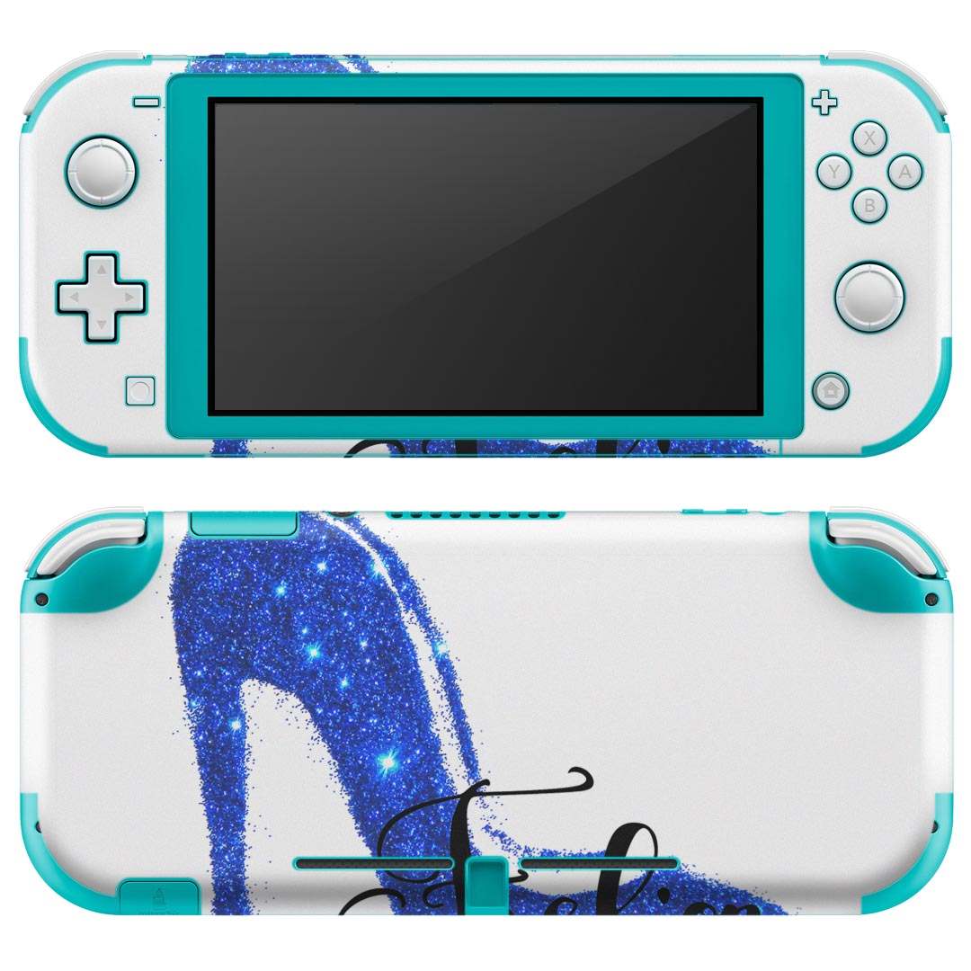 製品名 Nintendo Switch Lite専用 デザインスキンシール セット内容 Nintendo Switch Lite本体用スキンシール（裏表）各1枚 ※液晶側シールは2パーツに分かれていますニンテンドースイッチライト専用です。据え置き機のSwitch本体やJoyコンには対応していません。 商品特徴 3M社製の再剥離性シートを素材に採用し、細かな位置調整がしやすく貼り直しが容易です。また、エアフリーでもありますので気泡が簡単に逃げるので、キレイに貼ることができます。専用の業務プリンターを使い、商品画像と遜色のない美しい印刷仕上がり。 注意事項 画像はサンプルですので、ご覧の環境によっては多少色味に違いを感じる場合がございます。 イメージと違った、モニターと色味が異なるという理由での交換や返金はご対応出来かねます。スキンシールのみの販売で、ニンテンドースイッチ本体などは付属しません。シワができた場合、ドライヤーなどで軽く温め、外側に向けてシワを伸ばすように貼ってください。初回貼付時の位置調整や貼り直しは可能ですが、しっかりと押し付けて接着させた後の再剥離、再利用は保証しておりません。また接着部に油分や汚れが付着しますと角の部分は剥がれやすくなりますので、貼付時はあまり触れないようにご注意ください。無地のセミグロスシートにデザインをプリントした商品で、デコなどの加工はございません。 凹凸や光沢があるように見えたり布地や金属を素材にしたように見える商品もありますが、デザインの図版によるものです。印刷時に微妙な画像のズレが生じる場合がございます。ご注文後に1点1点制作する受注生産品の為、不良品以外のご返品や交換は固くお断りします。 商品発送 完全受注生産のハンドメイド商品となりますので、既製品と比べて発送までお時間を頂いています。 基本的に決済確認後2?3営業日、最大で10営業日での発送となります。繁忙期や休業日明けの場合はさらに時間がかかる場合があります。 その際には別途メールにてご連絡致します。メール便の場合、発送日から到着までに2?4日ほどかかる場合が多く、紛失などの保障もご対応できかねます。あらかじめご了承下さい。