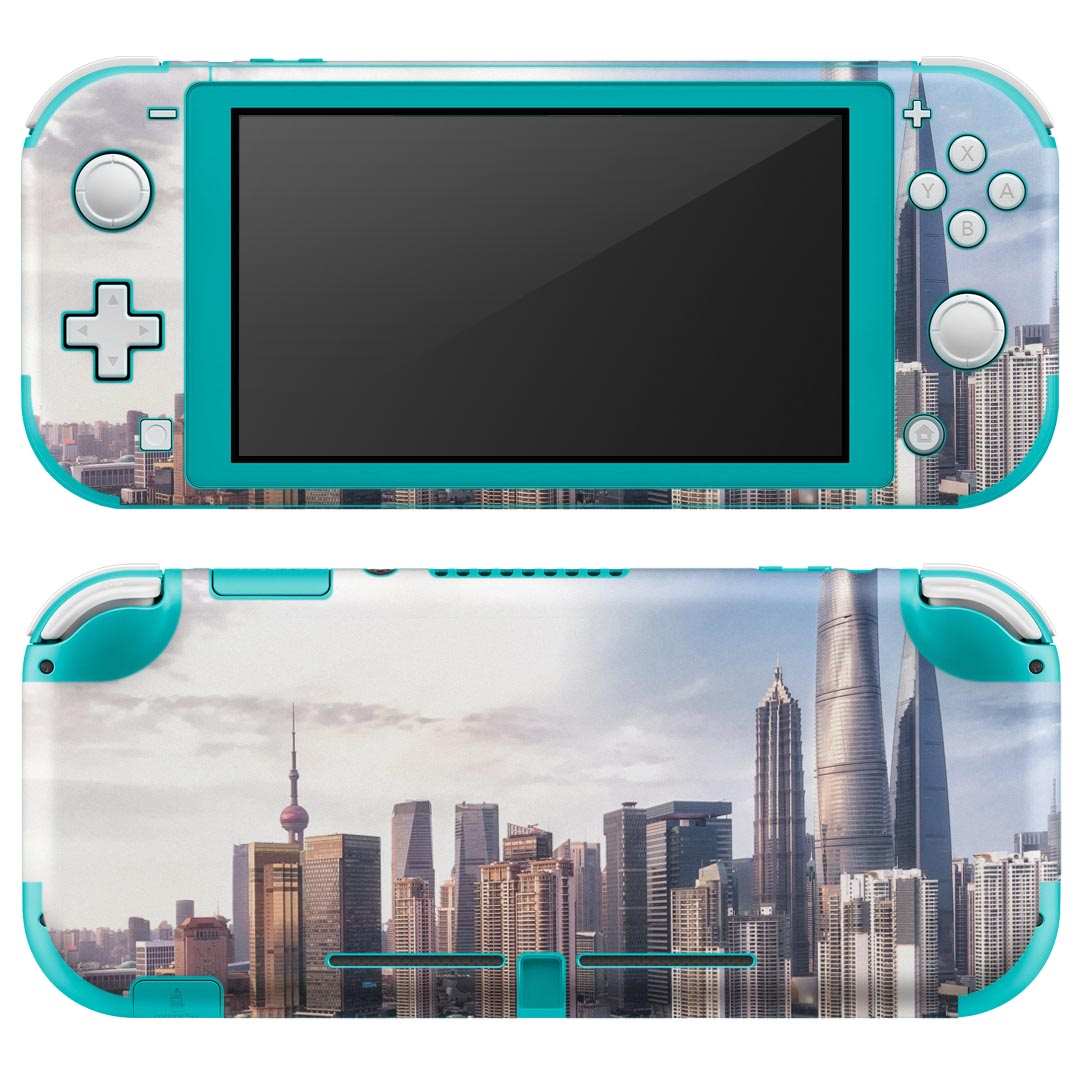 製品名 Nintendo Switch Lite専用 デザインスキンシール セット内容 Nintendo Switch Lite本体用スキンシール（裏表）各1枚 ※液晶側シールは2パーツに分かれていますニンテンドースイッチライト専用です。据え置き機のSwitch本体やJoyコンには対応していません。 商品特徴 3M社製の再剥離性シートを素材に採用し、細かな位置調整がしやすく貼り直しが容易です。また、エアフリーでもありますので気泡が簡単に逃げるので、キレイに貼ることができます。専用の業務プリンターを使い、商品画像と遜色のない美しい印刷仕上がり。 注意事項 画像はサンプルですので、ご覧の環境によっては多少色味に違いを感じる場合がございます。 イメージと違った、モニターと色味が異なるという理由での交換や返金はご対応出来かねます。スキンシールのみの販売で、ニンテンドースイッチ本体などは付属しません。シワができた場合、ドライヤーなどで軽く温め、外側に向けてシワを伸ばすように貼ってください。初回貼付時の位置調整や貼り直しは可能ですが、しっかりと押し付けて接着させた後の再剥離、再利用は保証しておりません。また接着部に油分や汚れが付着しますと角の部分は剥がれやすくなりますので、貼付時はあまり触れないようにご注意ください。無地のセミグロスシートにデザインをプリントした商品で、デコなどの加工はございません。 凹凸や光沢があるように見えたり布地や金属を素材にしたように見える商品もありますが、デザインの図版によるものです。印刷時に微妙な画像のズレが生じる場合がございます。ご注文後に1点1点制作する受注生産品の為、不良品以外のご返品や交換は固くお断りします。 商品発送 完全受注生産のハンドメイド商品となりますので、既製品と比べて発送までお時間を頂いています。 基本的に決済確認後2?3営業日、最大で10営業日での発送となります。繁忙期や休業日明けの場合はさらに時間がかかる場合があります。 その際には別途メールにてご連絡致します。メール便の場合、発送日から到着までに2?4日ほどかかる場合が多く、紛失などの保障もご対応できかねます。あらかじめご了承下さい。