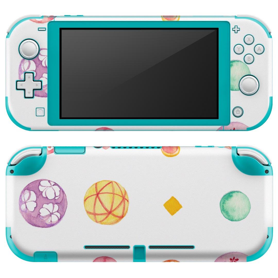 製品名 Nintendo Switch Lite専用 デザインスキンシール セット内容 Nintendo Switch Lite本体用スキンシール（裏表）各1枚 ※液晶側シールは2パーツに分かれていますニンテンドースイッチライト専用です。据え置き機のSwitch本体やJoyコンには対応していません。 商品特徴 3M社製の再剥離性シートを素材に採用し、細かな位置調整がしやすく貼り直しが容易です。また、エアフリーでもありますので気泡が簡単に逃げるので、キレイに貼ることができます。専用の業務プリンターを使い、商品画像と遜色のない美しい印刷仕上がり。 注意事項 画像はサンプルですので、ご覧の環境によっては多少色味に違いを感じる場合がございます。 イメージと違った、モニターと色味が異なるという理由での交換や返金はご対応出来かねます。スキンシールのみの販売で、ニンテンドースイッチ本体などは付属しません。シワができた場合、ドライヤーなどで軽く温め、外側に向けてシワを伸ばすように貼ってください。初回貼付時の位置調整や貼り直しは可能ですが、しっかりと押し付けて接着させた後の再剥離、再利用は保証しておりません。また接着部に油分や汚れが付着しますと角の部分は剥がれやすくなりますので、貼付時はあまり触れないようにご注意ください。無地のセミグロスシートにデザインをプリントした商品で、デコなどの加工はございません。 凹凸や光沢があるように見えたり布地や金属を素材にしたように見える商品もありますが、デザインの図版によるものです。印刷時に微妙な画像のズレが生じる場合がございます。ご注文後に1点1点制作する受注生産品の為、不良品以外のご返品や交換は固くお断りします。 商品発送 完全受注生産のハンドメイド商品となりますので、既製品と比べて発送までお時間を頂いています。 基本的に決済確認後2?3営業日、最大で10営業日での発送となります。繁忙期や休業日明けの場合はさらに時間がかかる場合があります。 その際には別途メールにてご連絡致します。メール便の場合、発送日から到着までに2?4日ほどかかる場合が多く、紛失などの保障もご対応できかねます。あらかじめご了承下さい。
