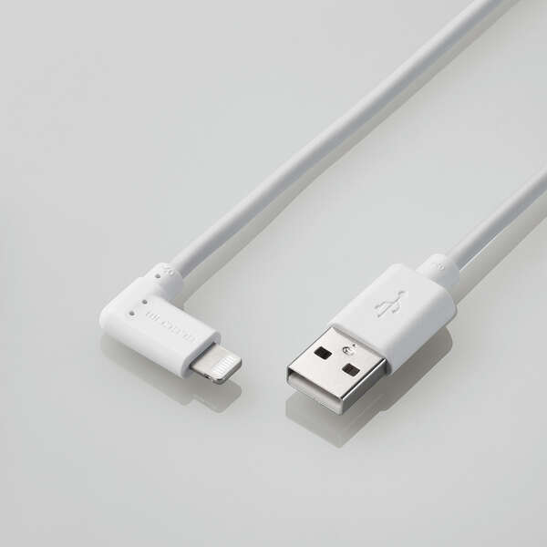 【商品説明】■iPhoneやiPod、iPadなどのLightningコネクタ搭載機器とUSB-A端子を搭載しているパソコン及び充電器を接続し、充電・データ通信が可能なLightningケーブルです。※iPadはパソコンからは充電できません。■Apple社製品に対応したUSB-Aポート付きの充電器との接続で、家庭用コンセントから充電可能です。■MFi認証取得済商品です。安心してご使用していただけます。■L字コネクタを採用し、飛び出しが少ないスッキリした配線が可能なLightningケーブルです。■抗菌加工により、ケーブル被覆・コネクタ樹脂に付着した雑菌の繁殖を抑えます。■こちらの製品は表面上における細菌の増殖を抑制、あるいは阻害する性能を有したもので、財団法人日本規格協会(JSA)が定める抗菌性試験に準拠したものです。■※抗菌とは、製品の表面上に存在する細菌の増殖を抑制することです。JIS(日本産業規格)では抗菌加工されていない製品の表面と比較して、細菌を99%以上抑制出来ている場合、その製品に抗菌効果があると規定しています。■最大15W(5V/3A)の大電流で接続機器の充電が可能です。 ※ご使用になるパソコンなどの性能によって、供給される電流値が異なります。USB Power Delivery非対応です。■サビなどに強く、信号劣化を抑える金メッキピン(USB-Aオス側)を採用しています。■EUの「RoHS指令(電気・電子機器に対する特定有害物質の使用制限)」に準拠(10物質)した、環境にやさしい製品です。■SIAA(抗菌製品技術協議会)は、抗菌・防カビ・抗ウイルス加工製品に関する品質や安全性のルールを整備し、そのルールに適合した製品にSIAAマーク表示を認めています。【仕様】■コネクタ形状1：Lightning（オス）■コネクタ形状2：USB-A（オス）■長さ：1.2m ※コネクタ含まず■使用目的・用途：USB-A端子を持つパソコン及び充電器とLightningコネクタを搭載したiPhone,iPad,iPodを接続し、充電・データ転送が可能です。※iPadはパソコンからは充電出来ません。■対応機種（iPhone）：iPhone 12 Pro Max,iPhone 12 Pro,iPhone 12,iPhone 12 mini■対応機種（iPhone）：iPhone SE（2nd generation）,iPhone 11 Pro Max,iPhone 11 Pro,iPhone 11,iPhone XS Max,iPhone XS,iPhone XR,iPhone X,iPhone 8 Plus,iPhone 8,iPhone 7 Plus,iPhone 7,iPhone SE,iPhone 6s Plus,iPhone 6s,iPhone6 Plus, iPhone 6,iPhone 5s■対応機種（iPad）：iPad Pro 10.5-inch, iPad Pro 12.9-inch （2nd generation）,iPad Pro 9.7-inch,iPad Pro 12.9-inch （1st generation）,iPad Air （3rd generation）,iPad Air 2,iPad Air■対応機種（iPad）：iPad mini （5th generation）,iPad mini 4,iPad mini 3,iPad mini 2,iPad （7th generation）,iPad （6th generation）,iPad （5th generation）■対応機種（iPod）：iPod touch（7th generation）,iPod touch（6th generation）■パッケージ：袋+ステッカー■カラー：ホワイト■保証期間：1年【発送予定について】表記の発送予定はあくまで目安です。メーカーの在庫状況によっては、さらにお時間をいただく場合がございます。
