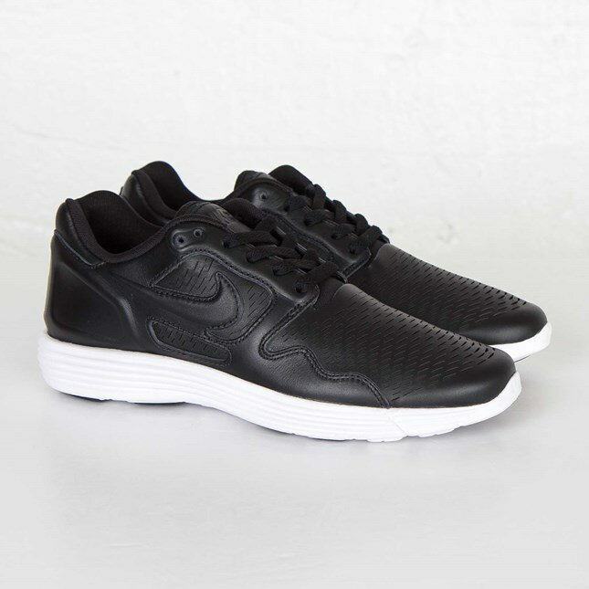 NIKE スニーカー