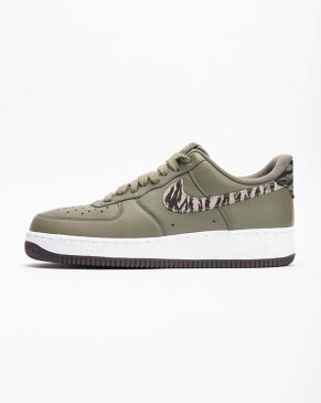 送料無料 Men's メンズ 店舗限定 NIKE AIR FORCE 1 AOP PRM MEDIUM OLIVE/KHAKI-VELVET BROW AQ4131-200 ナイキ エアフォース 1 AOP プレミアム オリーブ グリーン カモフラージュ カモ 靴 スニーカー アパレル ファッション