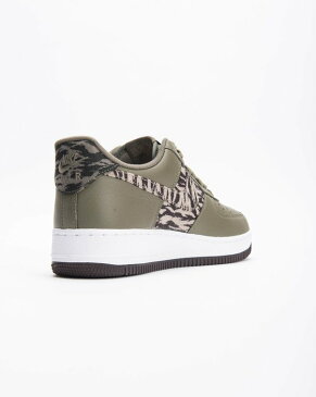 送料無料 Men's メンズ 店舗限定 NIKE AIR FORCE 1 AOP PRM MEDIUM OLIVE/KHAKI-VELVET BROW AQ4131-200 ナイキ エアフォース 1 AOP プレミアム オリーブ グリーン カモフラージュ カモ 靴 スニーカー アパレル ファッション