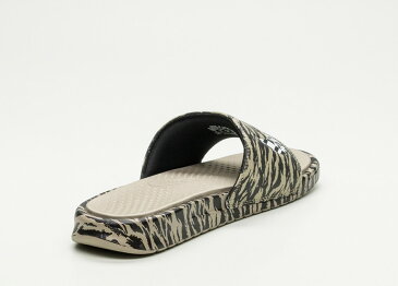送料無料 Men's メンズ 店舗限定 NIKE BENASSI ULTRA LUX BLACK WHITE & KHAKI VELVET AQ5059-001 ナイキ べナッシー ウルトラ LUX ブラック ホワイト カーキ カモフラージュ カモ マルチカラー 靴 スニーカー アパレル ファッション