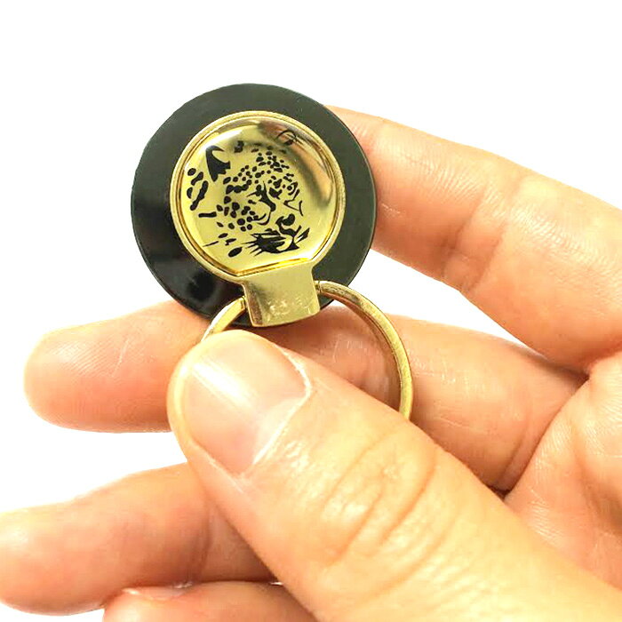 この商品はメール便送料無料 対象商品です。 「宅配便」「商品代引き」を選択のお客様は送料550円を注文完了後に追加させていただきます。送料無料をご希望の場合は必ず注文時にメール便をご選択ください。簡易包装でのお届けになります。あらかじめご了承ください。 商品番号 10001562 対応機種 iphone、ipad、スマートフォン、タブレットにも対応 ※背面がガラス素材や特殊コーティングしてあるスマホ本体・ケースには貼り付けることが出来ません。 予めご了承ください。 サイズ 直径：32mm x 7.2mm 商品説明 ゴールドで豹の顔がデザインされたカッコいいスマホリング スマホの落下防止に ご注意 ※スマートフォン本体は含まれておりません。 ※ベルトがある商品は、蓋開閉にマグネットを使用しておりますので、コンパス使用時には影響があります。 ※当商品は輸入品につき商品や箱等に傷や汚れが発生している場合があります。予めご了承ください。 ※お客様のご覧になられますパソコン機器及びモニタなどの違い、また室内、室外での撮影により実際の商品素材の色と相違する場合もありますのでご了承下さい。 ※本製品の利用による本体の紛失、破損、汚れ、および内部データの破損には一切保証いたしかねます。あらかじめご了承ください。 ※本製品は、改良、改善の為、予告なくデザイン・仕様などを変更する場合がありますので、予めご了承願います。 在庫について お品物によっては、弊社運営の多店舗と在庫を共有しているものがございます。 ご注文頂くタイミングによっては、ホームページ上で在庫がある商品も欠品になる場合がございます。 入荷待ちの商品に関しましては、別途メールにてご連絡差し上げます。 ご了承のうえご注文下さいます様お願い申し上げます。 メール便送料無料の注意事項 メール便送料を無料にするには、配送方法は必ず「メール便」をご選択ください。 配達はポストへの投函となります。 住所不備や間違い、マンションの部屋番号記入漏れ等で、商品が戻って来た場合、再発送の送料を追加請求させていただきます。 配送日時のご指定ができません。 代金引換の場合、宅配便発送のみになります。 配送方法に宅配便をご選択いただいた場合は、別途送料を追加して「ご注文内容のご確認」メールにてご請求させていただきますので、ご了承ください。対応機種 iphone、ipad、スマートフォン、タブレットにも対応 ※背面がガラス素材や特殊コーティングしてあるスマホ本体・ケースには貼り付けることが出来ません。 予めご了承ください。 サイズ 直径：32mm x 7.2mm 商品説明 ゴールドで豹の顔がデザインされたカッコいいスマホリング スマホの落下防止に
