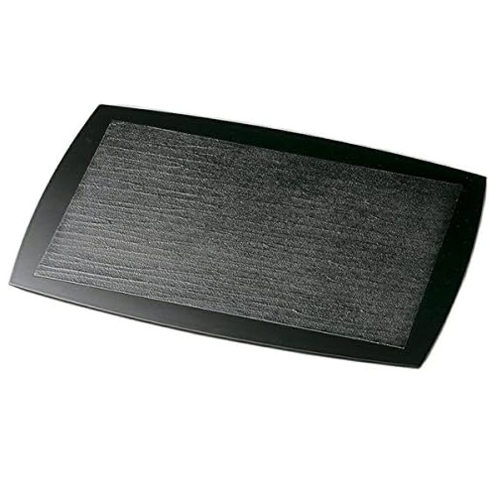 サイズ：約39.0×28.4×0.7cm 材質 ：MDF 塗：漆塗 生産国:日本（Made in Japan） 越前漆器とは 越前漆器の歴史 越前漆器の起こりは約1500年前の昔にさかのぼり、当時の皇太子（後の継体天皇）が壊れた冠の修理を塗師に命じたことがきっかけといわれています。 塗師が修繕した冠と合わせて黒漆の椀も献上すると、皇太子はその出来栄えを大変気に入ったそうです。 そこで光沢の美しさに魅せられた皇太子が、この地域での漆器作りを奨励し現在までの越前漆器の発展につながっています。 越前漆器の特徴 堅牢、そして優美。越前漆器はその成り立ちから、頑丈なつくりでありながら視覚的な美しさも合わせてお楽しみ頂ける漆器となっています。 「花塗り」という技法も特徴で、はけの跡や埃などが残らぬよう仕上げの漆を塗り、そのまま乾燥させます 越前漆器の生産工程 ・素地 まずは漆器の原型の制作から始まります。 丸物ならろくろで削り、角物なら裁断や組み立て、合成樹脂素材の場合は熱加工して成型されます? ・塗り 中塗りと中塗り研ぎ、そして上塗りを繰り返します。 塗師の技によって均一の厚さ・そして魅力的な光沢が生み出されます。 合成樹脂の場合はスプレーによって塗りが行われるものもあります ・加飾 蒔絵師・沈金師が漆器に絵や紋様を加えます。 蒔絵は漆で描いた絵に金粉を蒔きつけることで描き、沈金はノミで削った溝に漆を入れ金粉を入れることで描きます。 蒔絵・沈金の導入 明治時代までは「片山椀」という堅牢かつシンプルな漆器が製造されていました。 徐々に新たな技術が導入されるようになり、京都から「蒔絵」、輪島から「沈金」の技術が取り入れられたことで、越前漆器は絢爛豪華なデザイン性も併せ持つようになります。 業務用漆器として 明治時代半ばに入ると、椀類だけでなく、重箱や盆、花器などといった多彩な商品ラインナップが展開されていきます。生産エリアも広がり、業務用漆器としても発展しました。 現在では全国でもシェア率8割を超えるまでに成長しています 様々な使用用途 ちょっとした遊び心をかたちにして暮らしに彩りを添えたいとき、特別な日をもっと輝かせたいとき、集まったみんなの気持ちをいっそう引き立たせたいとき…。 越前漆器産地では、暮らしの中のいろいろな場面で漆器が活躍しています。 身近に漆器のある暮らしの楽しさ、味わい深さをみんなが知っているからです。 普段使いにも、トクベツな日にも。是非お手にとってみてください お正月などの季節行事に 出産祝い・結婚祝いなどの贈答品に イベントでの雰囲気づくりに 普段使い用に 海外の方へのお土産に　