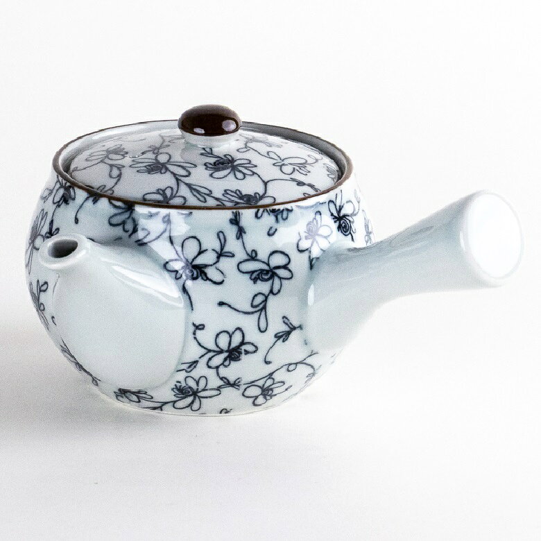 【サイズ】胴径9.7cm×幅14.5cm×高さ8.3cm 【容量】250ml ※ステンレス製の網茶漉し付 ◇材質：磁器 ◇生産地：日本（有田焼） 繊細な黒いバラ模様が軽やかに描かれた、有田焼の小ぶりな急須です。 白磁の上に流れるように広がる花模様が上品で、可憐な雰囲気を演出しています。 落ち着いたモノトーンのデザインは和洋問わず馴染みやすく、日常のティータイムをさりげなく華やかに彩ります。 小さめのサイズ感は一人用にちょうどよく、ゆったりと自分だけのお茶時間を楽しみたい方にもおすすめです。 磁器ならではのなめらかな質感と美しい光沢も魅力で、ステンレス製の網茶漉し付きのため、実用性にも優れています。