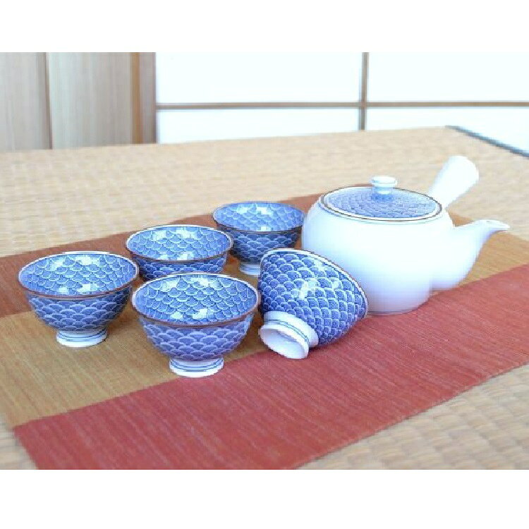 【サイズ】 （急須）胴径11cm×幅17cm×高さ8.5cm （小煎茶）径7.3cm×高さ4.3cm ※湯呑はとても小さいサイズ感です 【容量】急須：400ml ◇材質：磁器 ◇生産地：日本（有田・波佐見） 波間に広がる青海波（せいがいは）文様を繊細に描いた、有田・波佐見産の茶器セットです。 古来より無限の幸せと平安を願う縁起の良い文様として親しまれてきた青海波。 急須の蓋と湯飲みの全面に丁寧に施され、食卓に上品な和の彩りを添えます。 ステンレス製の茶こし付き急須1点と、手のひらに収まる小ぶりな湯飲み5点のセットで、おもてなしや贈り物にも最適です。