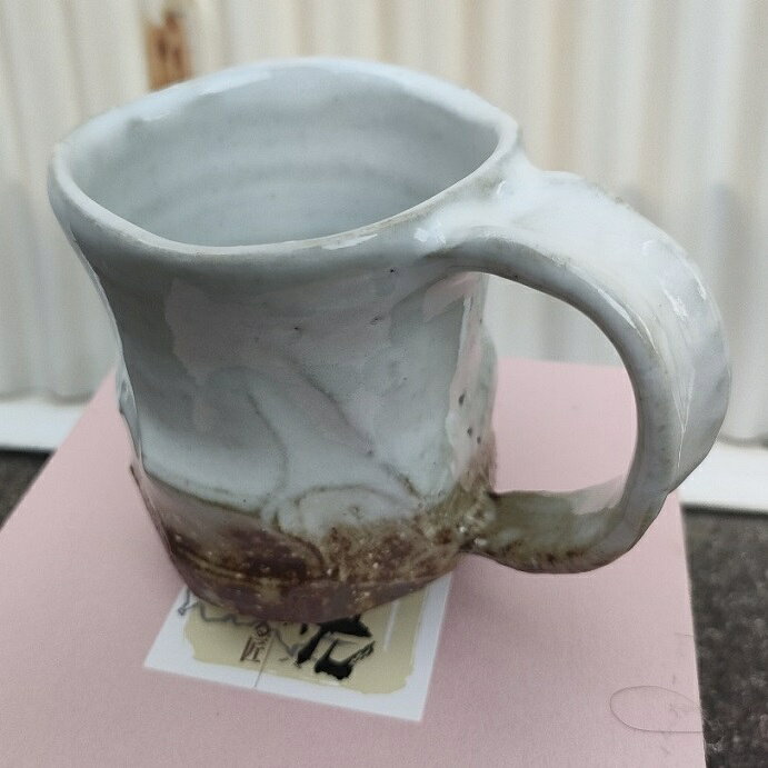 サイズ：約φ8.0×H10.0cm（300ml） 素材：陶器 生産地：日本（萩焼） 作家：椿秀窯 ■作家 椋原　佳俊（むくはら　かしゅん） 1967年、萩焼に入る。1972年山口県美術展入選、1974年九州・山口陶磁展入選、移行連続入選。 1980年以降、東京・大阪を中心にギャラリー、百貨店にて個展を開催。 伝統的技法を生かしつつ、現代的感覚を加えたぬくもりある作品を目指している。 ■取り扱い 電子レンジ、食洗機の使用はお控えください。 ※萩焼の色合いは、土と釉薬が溶け合って生まれます。 ひとつとして同じ色合いのものはございません。 焼き上がりの商品を検品し、弊社基準にて許容できる色合い・風合いの違いは良品とさせていただいております。 萩焼の特性をご理解いただき、ご注文くださいますようお願いいたします。