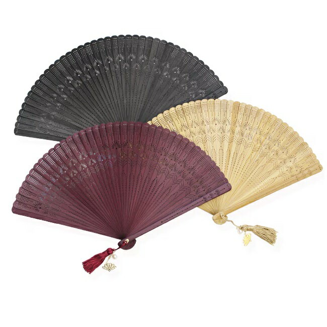 シャープでしなやかな、モダン総竹扇 松葉を思わせる、シャープなラインの飾り彫りと、丸みをおびた、やさしげなフォルム。 無機質になりがちな総竹扇を、モダンで華やかな印象に仕上げました。 しっかり風が来る、普段使いしやすいサイズも特徴です。 紳士用の「オリエント・ニードル」とペアでもお楽しみいただけます。 【商品概要】 サイズ／閉じた長さ：約21.0cm、開いた状態：約38.0cm 扇　骨／竹（中国） 扇子袋／ポリエステル（日本） 加　工／中国 【色柄】 ベージュ　ブラック 総彫り　松葉 【セット内容】 扇子 扇子袋 桐箱入り　