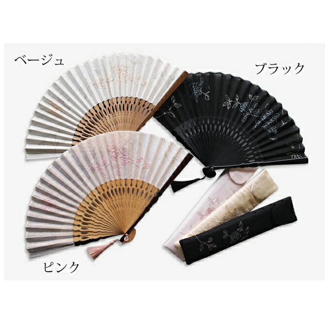 ナチュラルなコットン生地にシンプルステッチの可愛い扇子 扇面になじむバラ柄刺繍に輝く葉のステッチ刺繍。 エレガントとカジュアルを兼ね備えた扇子です。 材質：扇面/綿 扇骨/竹 袋/ポリエステル サイズ： 約21cm 生産国： Made in China　