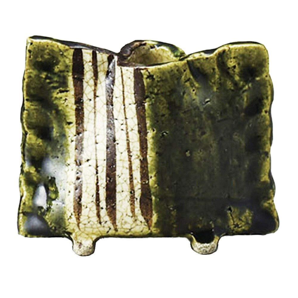 サイズ：10×3.4×8.3cm ■素材：陶器 ■生産地：日本 作家・窯元：弄月窯 梅村知弘 瀬戸焼（せとやき）は、愛知県瀬戸市とその周辺で生産される日本を代表する陶磁器です。 日本六古窯の一つであり、陶器全般を指す「せともの」という言葉の語源にもなったほど、日本のやきもの文化を牽引してきました。 陶器と磁器の両方を生産: 日本のやきもの産地としては珍しく、温かみのある「陶器」と、白く美しい「磁器」の両方を生産しています。 多彩な装飾と釉薬（ゆうやく）: 多様な釉薬を駆使して豊かな表情を生み出すのが特徴です。 特に伝統的な「赤津焼」などが有名です。 美しい絵付け: 「瀬戸染付焼」に代表されるように、呉須（ごす）と呼ばれる顔料を用いた青色の美しい絵付けも魅力です。　