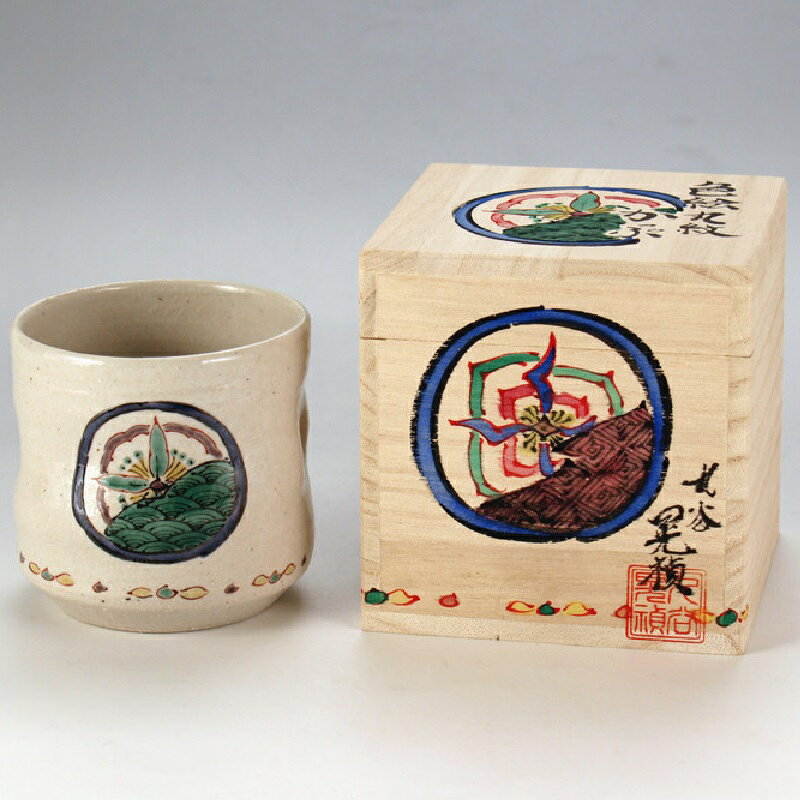 サイズ：口径8.3×高8.0cm 容量：330cc ■素材：陶器 ■生産地：日本（九谷焼） 古九谷開窯から360年を迎えた経済産業大臣認定伝統工芸・九谷焼。 九谷和窯で手作りされた素地に銀泉窯の三浦晃禎氏に上絵と箱書きも全て手書きで描いて貰いました。 箱は飾るときや小物入れとしても使用でき、重宝すること間違いなしです。　
