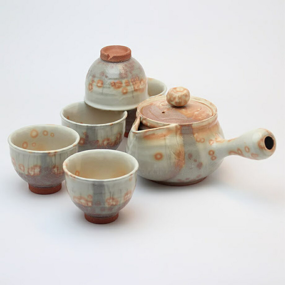 サイズ： 急須：約φ13.0×H12.0cm（700ml） 碗：約φ9.0×H7.0cm（200ml）×5 素材：陶器 生産地：日本（萩焼） 作家：椿秀窯 ■取り扱い 電子レンジ、食洗機の使用はお控えください。 ※萩焼の色合いは、土と釉薬が溶け合って生まれます。 ひとつとして同じ色合いのものはございません。 焼き上がりの商品を検品し、弊社基準にて許容できる色合い・風合いの違いは良品とさせていただいております。 萩焼の特性をご理解いただき、ご注文くださいますようお願いいたします。　