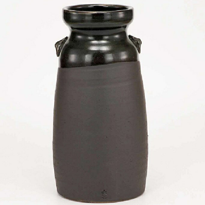 サイズ：径12.5×高さ23.5cm ■素材：花瓶：陶器 ■生産地：日本（九谷焼） 九谷焼の花瓶は、花瓶自体が華やか物も多く、シンプルな花を一輪挿すだけでも十分に映えます。 和室だけでなく洋室やモダンなインテリアにも調和し、部屋を華やかに演出してくれます。 観賞用、贈答用、また海外へのお土産としても大変喜ばれています。 古九谷開窯から360年を迎えた経済産業大臣認定伝統工芸・九谷焼。 パリ万博に出品されジャパン・クタニとして世界に名を轟かせ、大英、ルーヴルなど世界各地の有名美術館に収蔵された色絵の妙技をご堪能下さい。 ■通常3～7営業日程で発送予定で御座いますが材料その他要因にて2週間以上お時間が掛かる場合やご用意出来ない場合が御座います。予めご了承下さい。 ■お使いの環境により商品の色、素材感が実物と多少異なって見える場合がございます。 ■包装ご希望の場合は備考欄または別途メールにてお知らせ下さい。別途200円（税別）にて賜ります。 ■送料無料の商品やその他複数点の注文、同梱などにより6000円(税別）以上のご注文の場合でも北海道1800円、沖縄他離島へは別途2500円の送料が掛かります。 ご注文時は無料となりますが店舗にて訂正させて頂きますので予めご了承下さい。 ■発送準備完了後のキャンセル、返品交換等は一切お受けできません。予めご了承下さい。　