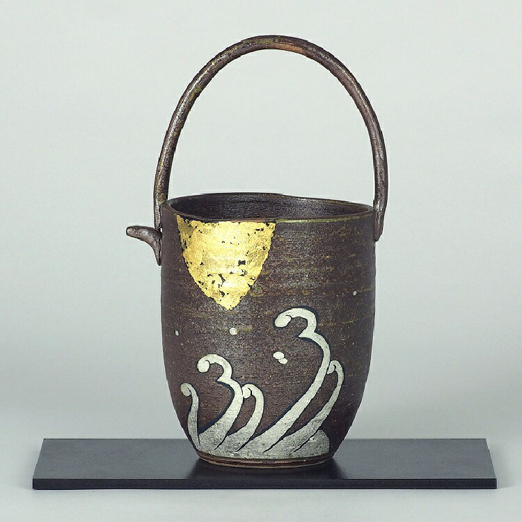 サイズ：縦11.5x横14x高22.5cm ■素材：花瓶：磁器、花台：木製 ■生産地：日本（九谷焼） 九谷焼の花瓶は、花瓶自体が華やか物も多く、シンプルな花を一輪挿すだけでも十分に映えます。 和室だけでなく洋室やモダンなインテリアにも調和し、部屋を華やかに演出してくれます。 観賞用、贈答用、また海外へのお土産としても大変喜ばれています。 古九谷開窯から360年を迎えた経済産業大臣認定伝統工芸・九谷焼。 パリ万博に出品されジャパン・クタニとして世界に名を轟かせ、大英、ルーヴルなど世界各地の有名美術館に収蔵された色絵の妙技をご堪能下さい。 ■通常3～7営業日程で発送予定で御座いますが材料その他要因にて2週間以上お時間が掛かる場合やご用意出来ない場合が御座います。予めご了承下さい。 ■お使いの環境により商品の色、素材感が実物と多少異なって見える場合がございます。 ■包装ご希望の場合は備考欄または別途メールにてお知らせ下さい。別途200円（税別）にて賜ります。 ■送料無料の商品やその他複数点の注文、同梱などにより6000円(税別）以上のご注文の場合でも北海道1800円、沖縄他離島へは別途2500円の送料が掛かります。 ご注文時は無料となりますが店舗にて訂正させて頂きますので予めご了承下さい。 ■発送準備完了後のキャンセル、返品交換等は一切お受けできません。予めご了承下さい。　
