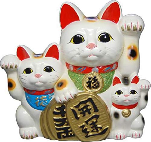 開運招き猫。 常滑焼の縁起置物・貯金箱です。 三毛猫のオスはその珍しさから『一番の縁起物』と云われております。 右手を上げる猫は『お金を招く者』として 左手を上げる猫は『お客を招く者』として 昔から縁起がいいものとされています。 サイズ：(8号)高さ26cm 生産地：日本 素材：陶器 作家：梅月 ■通常5～14営業日で発送致しますが材料その他要因にて1ヶ月以上お時間が掛かる場合やご用意出来ない場合が御座います。予めご了承下さい。 ■お使いの環境により商品の色、素材感が実物と多少異なって見える場合がございます。 ■送料無料の商品やその他複数点の注文、同梱などにより6000円(税別）以上のご注文の場合でも北海道1800円、沖縄他離島へは別途2500円の送料が掛かります。 ご注文時は無料となりますが店舗にて訂正させて頂きますので予めご了承下さい。 ■発送準備完了後のキャンセル、返品交換等は一切お受けできません。予めご了承下さい。　