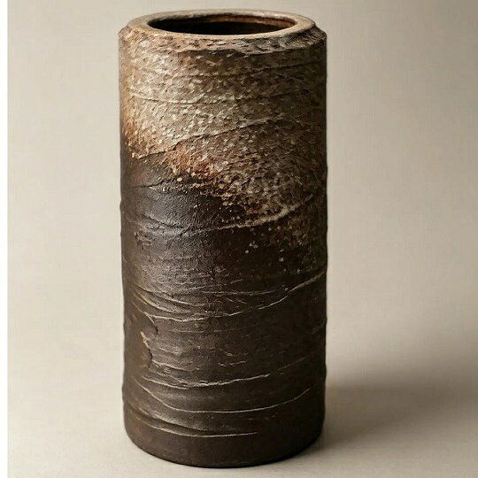 ■サイズ：幅26.0cm×奥行24.0cm×高さ52.0cm ■材質：陶器 生産国　日本：滋賀県甲賀市信楽町（信楽焼産地） ■信楽焼の傘立ては全国的にも人気のある商品です、開店・新築等の贈り物にも最適です。 ■日本六古窯の一つに数えられる信楽焼。 和にも洋にも溶け込む親しみやすいデザインです。 ※手作り品のため、色、形、大きさが微妙に異なることがあります。　