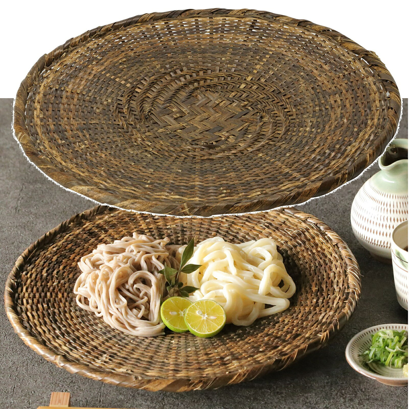 細い竹材を巧みに編み上げた蕎麦ざるです。 風情ある黒竹での、希少なフルサイズ展開にて準備しました。 ☆天然素材の風合いを生かし手仕事で編み上げた、味わい深い蕎麦ざる。 ☆飲食店様、キッチン雑貨様に。 ☆業務用の本格的なアイテムです。 サイズ・ 6寸：約φ18xH2cm（約28g） 7寸：約φ21xH2cm（約38g） 8寸：約φ24xH3cm（約46g） 9寸：約φ27xH3cm（約63g） 尺0：約φ30xH3cm（約80g） ■生産地：中国 ■素材：天然黒竹（無塗装）