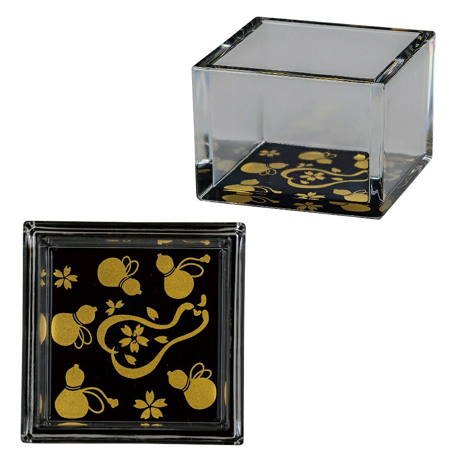 サイズ：縦:6.1cm × 横:6.1cm × 高さ:4.3cm 材質：アクリル樹脂 原産国:日本製 (山中漆器) 山中漆器のクリア升は、目で見る美しさと触れる喜びを兼ね備えた逸品。 和やかなひとときを演出します。 伝統美と現代のデザインが融合した、このおちょこで、日常を少し贅沢に。 特別な時間にふさわしい一杯を、心ゆくまで楽しんでください。 山中漆器の歴史 近代漆器で世界に飛躍、日本最大の漆器産地に。 昭和30年代には、いち早く合成素地による新感覚の製品づくりに積極的に取り組みました。 扱いやすくメンテナンスが容易、自由自在な色と形、安価でスピーディー、大量生産が可能など、実用的な近代漆器の特徴をいかしてさまざまな商品を開発しました。 生活漆器から飲食サービス用のテーブルウェアまで、またギフトやインテリア市場など、国内はもとより世界に向けて出荷し、山中ブランドを確立、昭和60年代には日本最大の漆器産地に大きく成長することができました。