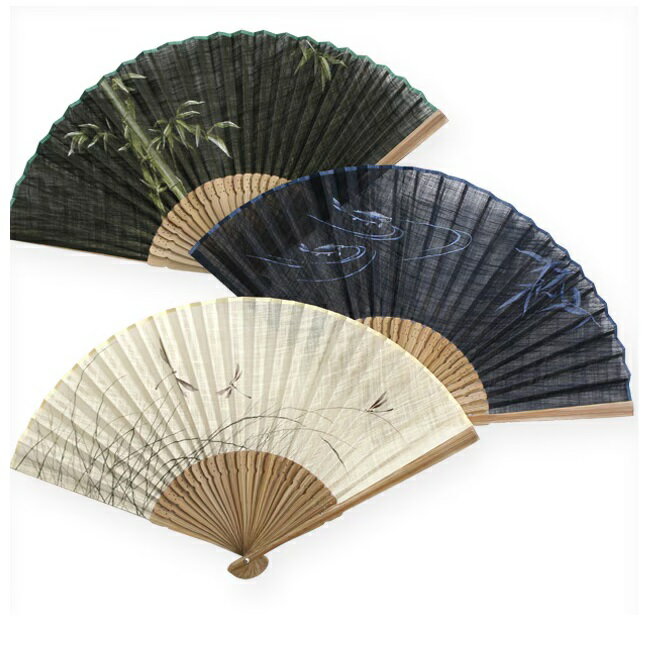 ロングセラーの定番男性用扇子 人気の古典柄が描かれた扇面は、京都の職人による手捺染（てなっせん）。 墨絵独特のにじみやぼかしの雰囲気を、熟練の職人による丹念な手染めで表現しました。 1色ごとに型を作り、染めを繰り返していくことで、 深さが生まれ、緻密な配色を扇面に染め上げていきます。 古来より愛されてきた縁起の良いモチーフを集め、落ち着いた配色でまとめました。 年代を問わず、ギフトやお祝いにも喜ばれる吉祥柄です。 サイズ 閉じた時の長さ：約22.7cm、開いた状態：約40.5cm 素材 扇面／綿（日本） 扇骨／竹（中国） 扇子袋／綿（日本） 加工 扇子（中国） 扇子袋【生成・緑】（日本）【紺】（中国） セット内容 扇子(布製)、扇子袋、紙箱入り