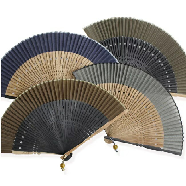 シャープなシルエット。ビジネスシーンにぴったりの扇子。 扇骨には和の伝統文様『矢羽根』をイメージしたシンプルな飾り彫りを施し親骨のデザインと合わせてシャープな印象に仕上げました。 房飾りは、モダンな配色の紐と飾り玉で涼しげに。 無地の扇子にゆらりと揺れて、クールなアクセントになります。 【商品概要】 サイズ／閉じた時：約22.5cm、開いた状態：約41.0cm 扇面／　茶・緑 　　：綿（日本）　 　　　　紺・グレー ：綿、ポリエステル（日本） 扇骨／竹（中国） 扇子袋／綿（日本） 加　工／中国 【セット内容】 扇子(布製) 扇子袋 桐箱入り