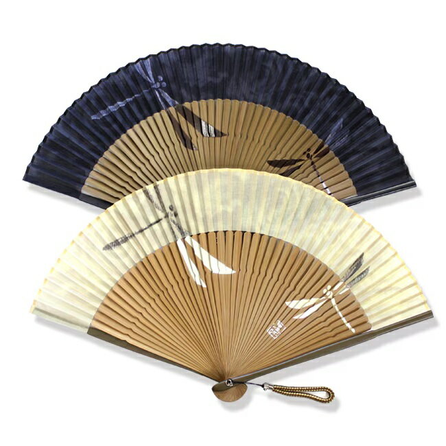 万葉集にも「大和」の枕詞として詠まれたトンボ。 透き通った羽を広げて、空をイメージしたムラ染めの扇面をゆったりと泳いでいます。 かすれのあるトンボと空の奥行きは、染め型の枚数を増やして丁寧な手染めで表現。 織り感のある綿の生地を使用することで落ち着いた色調の中にも深みのある扇子に仕上げました。 【商品概要】 サイズ／閉じた長さ：約22.7cm、開いた状態：約40.5cm 扇面／綿（日本） 扇骨／竹（中国） 扇子袋／綿（日本） 加　工／扇子（中国）　扇子袋（日本） 【セット内容】 扇子(布製)　扇子袋　桐箱入り