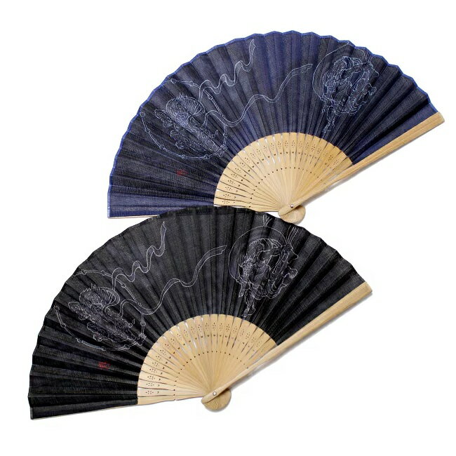 風神雷神の躍動感あふれるデザイン むらぼかしのベースが奥行きを感じさせてくれる染色になっています。 海外でも大人気の風神雷神のデザインをお楽しみください。 サイズ 閉じた時の長さ：約22.5cm、開いた状態：約41.0cm 素材 扇面／綿（日本） 扇骨／竹（中国） 扇子袋／綿（日本） 加工 扇子（中国） 扇子袋（日本） セット内容 扇子(布製)、扇子袋、紙箱入り