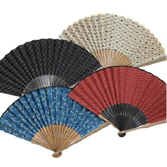 開くたびに福が広がるような扇子 上質な厚みのある綿生地を使用した、手触りの良い縁起柄の扇子「萬福」。 しっかりとした生地感が生み出す落ち着いた風合いと、縁起の良いモチーフが持つ人に福を呼び込む一品です。 吉祥文様をあしらい、開くたびに福が広がるような華やかさ。 普段使いはもちろん、贈り物にも大変選ばれています。 サイズ 閉じた時の長さ：約22.0cm、開いた状態：約40.0cm 素材 扇面／綿（日本） 扇骨／竹（中国） 扇子袋／綿（日本） 加工 扇子（中国） 扇子袋（日本） セット内容 扇子(布製)、扇子袋、紙箱入り