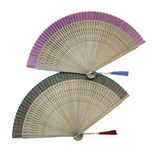 手に取るたびに移ろう色と輝き 五十本の骨が生み出す、しなやかで美しい扇子。 主張しすぎないペイズリー柄が、落ち着いた中に深みのある表情を添えています。 扇骨には光の瞬きを思わせる繊細な彫りを施し、手元に華やかなきらめきを添えます。 しなやかな涼を届けながら女性らしい優雅さを際立たせる扇子です。 サイズ 閉じた時の長さ：約22.0cm、開いた状態：約40.0cm 素材 扇面／ポリエステル・ナイロン（日本） 扇骨／竹（中国） 扇子袋／コットン・レーヨン（日本） 加工 扇子（中国） 扇子袋（日本） セット内容 扇子(布製)、扇子袋、桐箱入り　