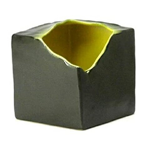 三重県四日市市の萬古焼で作られた花瓶 商品サイズ：長さ14cm 高さ14cm 幅14cm 材質： 陶器 原産国 ： 日本（三重） 写真撮影時、照明の都合上、色が多少異なります。商品は石膏型で成形する為、多少の凸凹がございます。手作業による為...