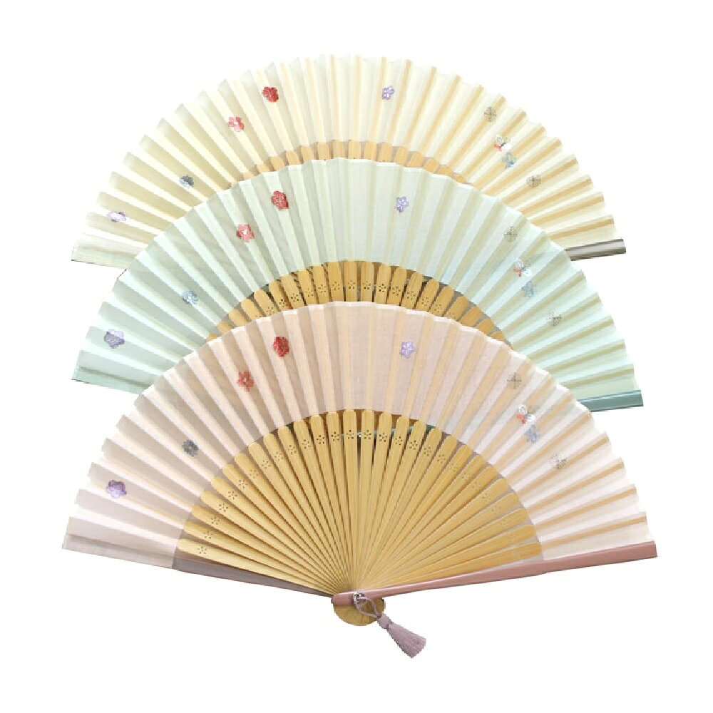 常初花　～とこはつはな～ いつも初めて咲いたように美しい花（常初花）と、成長や美しさを表す蝶をはんなり可愛らしく扇子で表現しました。 扇面と扇子袋には、糸色にこだわり京都で刺繍を施しました。 扇子袋 ちりめん生地の扇子袋。 はんなり可愛らしく、色や刺繍にもこだわりました。 扇骨 親骨の塗り色が表裏違うのもポイント。 扇子を開いた時に常初花を見るようなワクワクと楽しさを感じられるように、トータルの色使いにこだわりました。 ※扇子袋やパーツ等、細かな仕様変更がある場合がございます。 商品概要 サイズ 閉じた時の長さ：約20.5cm、開いた状態：約37.5cm 素材 扇面／綿（日本） 扇骨／竹（中国） 扇子袋／ポリエステル（日本） 加工 扇子（中国） 扇子袋（日本） セット内容 扇子(布製)、扇子袋、桐箱入り