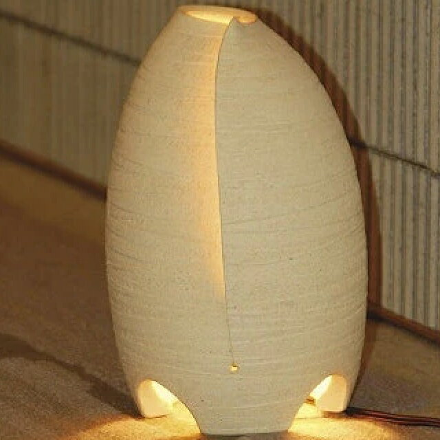 【サイズ】（約）径14×高さ21 cm 【材質】陶器製 生産/日本(滋賀県　信楽) 工芸品のためサイズは多少前後する場合がございます。 色・柄は陶器、焼き物の為、一品一品、画像と異なります、ご了承の上ご注文下さい。 信楽焼とは、焼き上がりの...