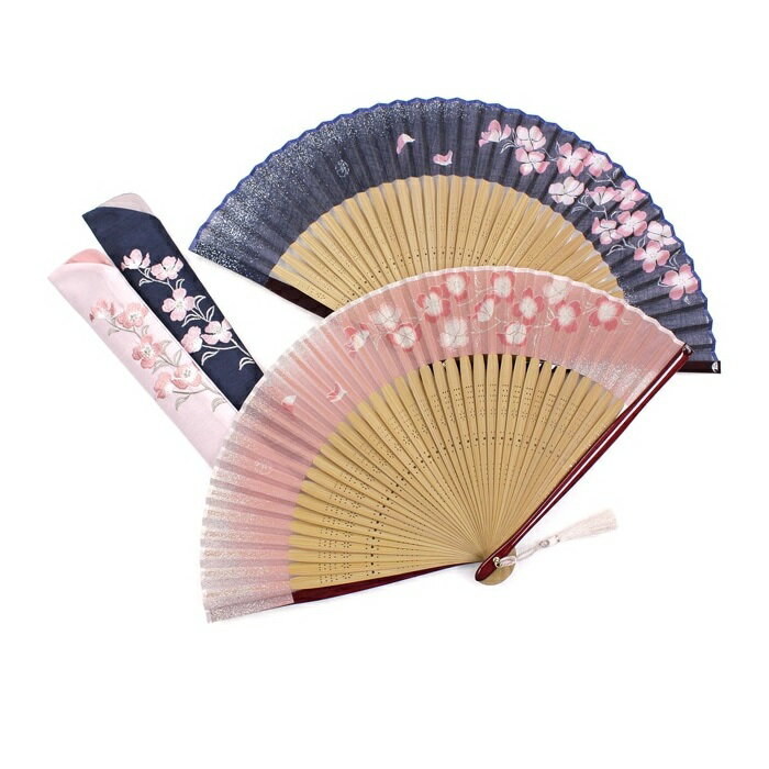 春の訪れを告げる、淡い色彩の花水木 手描きデザインから生まれる、やさしい京の春 やわらかな花びらの動きを感じていただけるよう、手描きデザインを扇面に染め上げました。 大輪の花水木がいっぱいに咲き誇ります。 アクセントには、グリッターを重ねたグラデーション。 おだやかな春の陽光のように、キラキラと光り手元の華やかさを演出してくれます。 扇子袋には、花水木を刺しゅうで表現。 淡い色糸を繊細に重ねて描き出し、シャンタン生地の上質なツヤと合わせました。 【商品概要】 ●閉じた長さ：約20.6cm、開いた状態：約37.7cm ●扇面／綿麻（日本） ●扇骨／竹（中国） ●扇子袋／ポリエステル（日本） ●加工／中国 【色柄】 ピンク・ネイビー（紺） 花水木（はなみずき） 【セット内容】 扇子(布製) 扇子袋 桐箱入り　